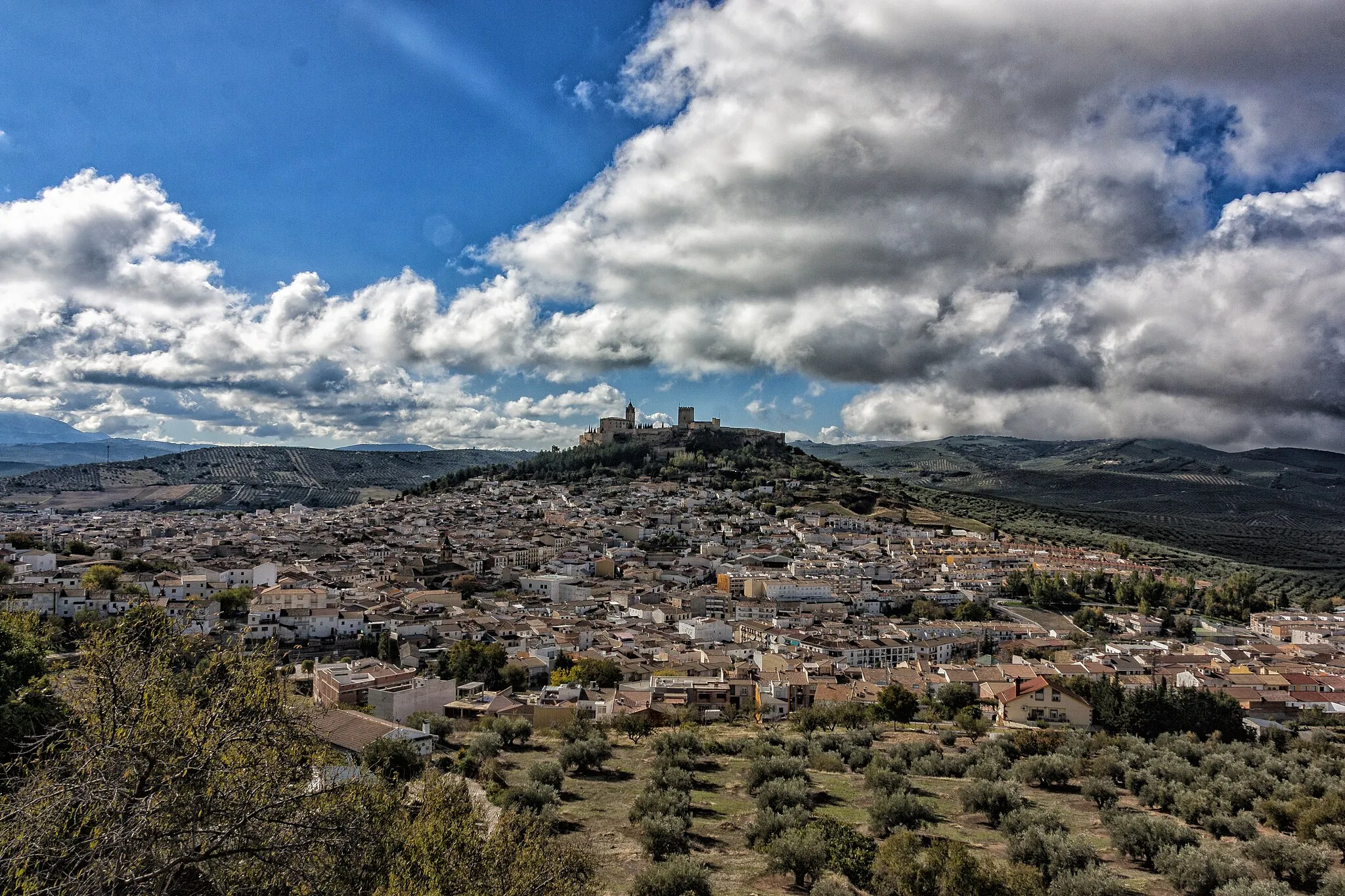 Photo showing: Vista panaramica de Alcala la Real, coronada por la Fortaleza de la Mota.