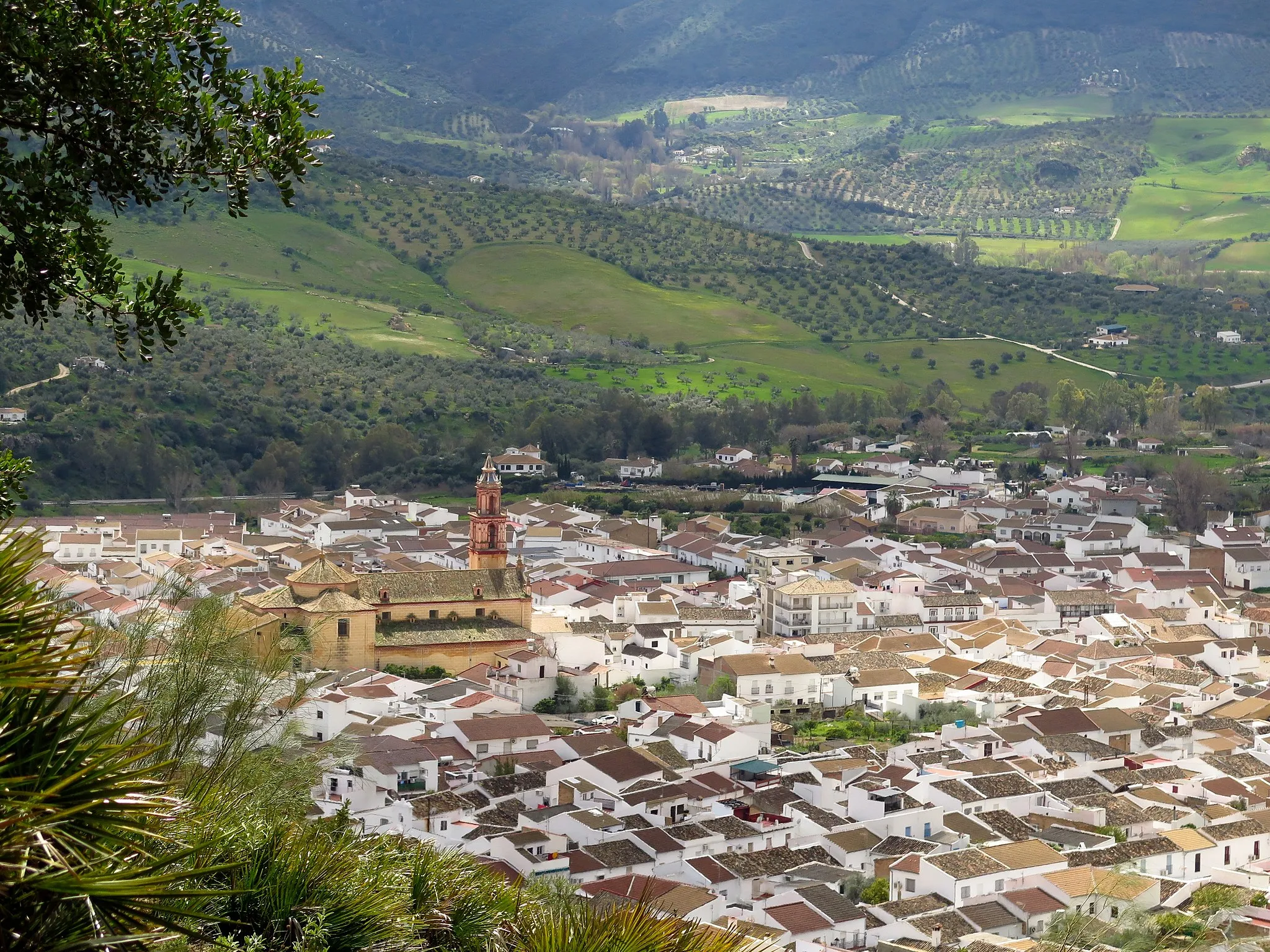 Photo showing: vista del pueblo de Algodonales desde el sendero de las fuentes