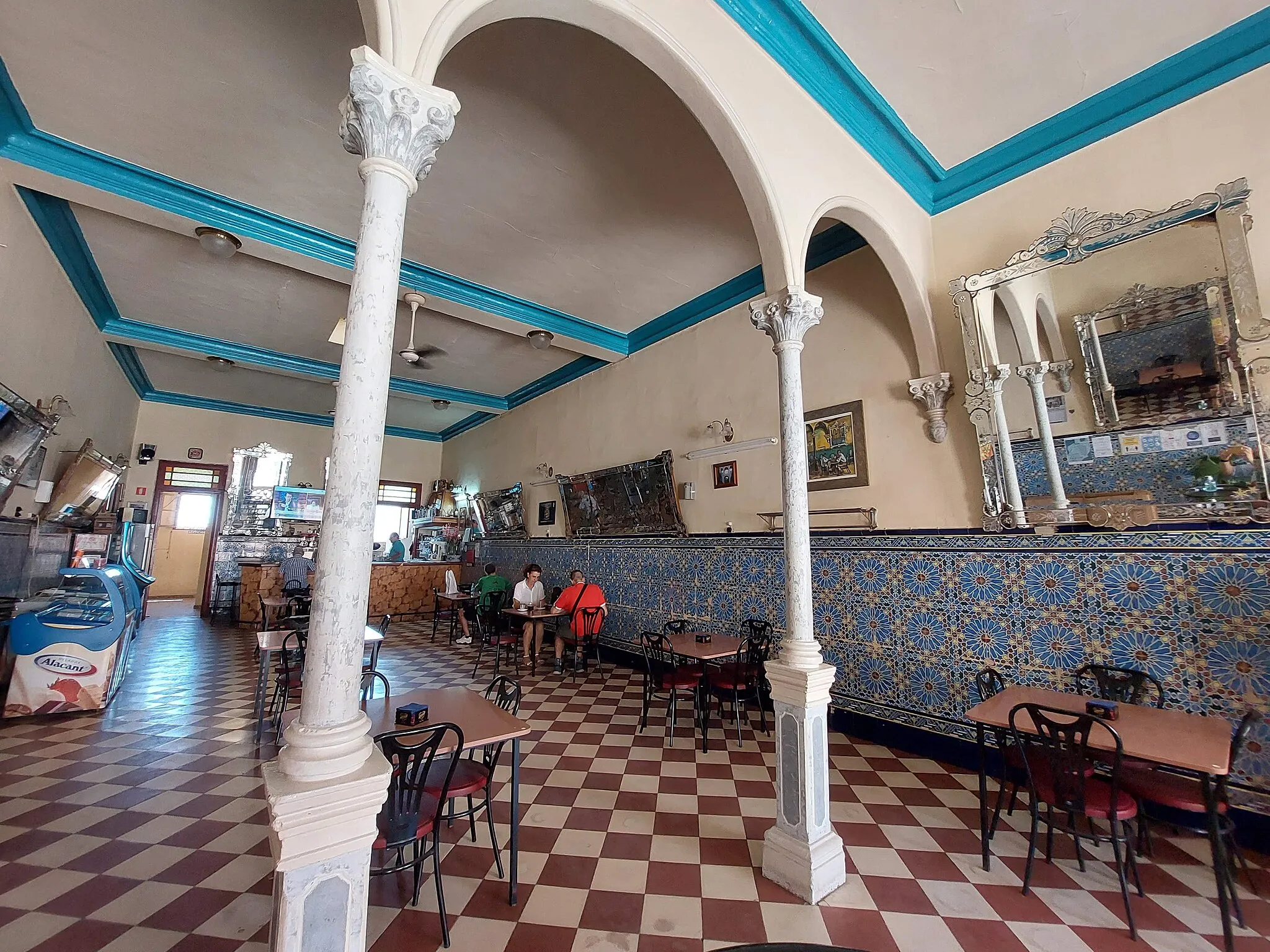 Photo showing: Bar histórico situado en una plaza cercana al ayuntamiento en el municipio de Alhama de Almería, provincia de Almería. Fotos hechas en el proyecto "Escuela de Wikicronistas 2022".