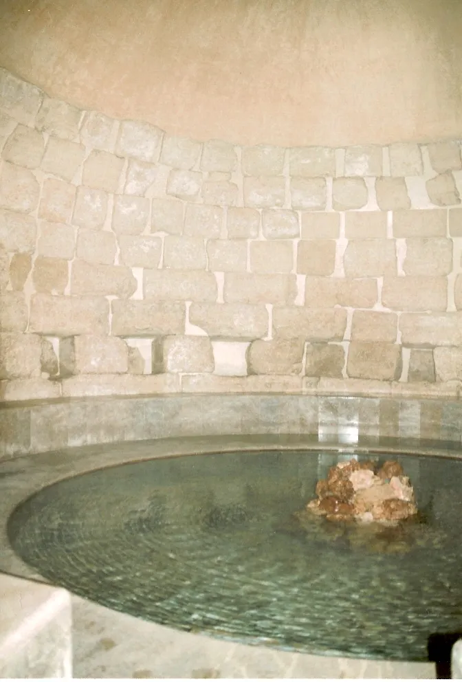 Photo showing: Reste des römischen Bades in Alhama de Granada mit neuzeitlichem Kitsch