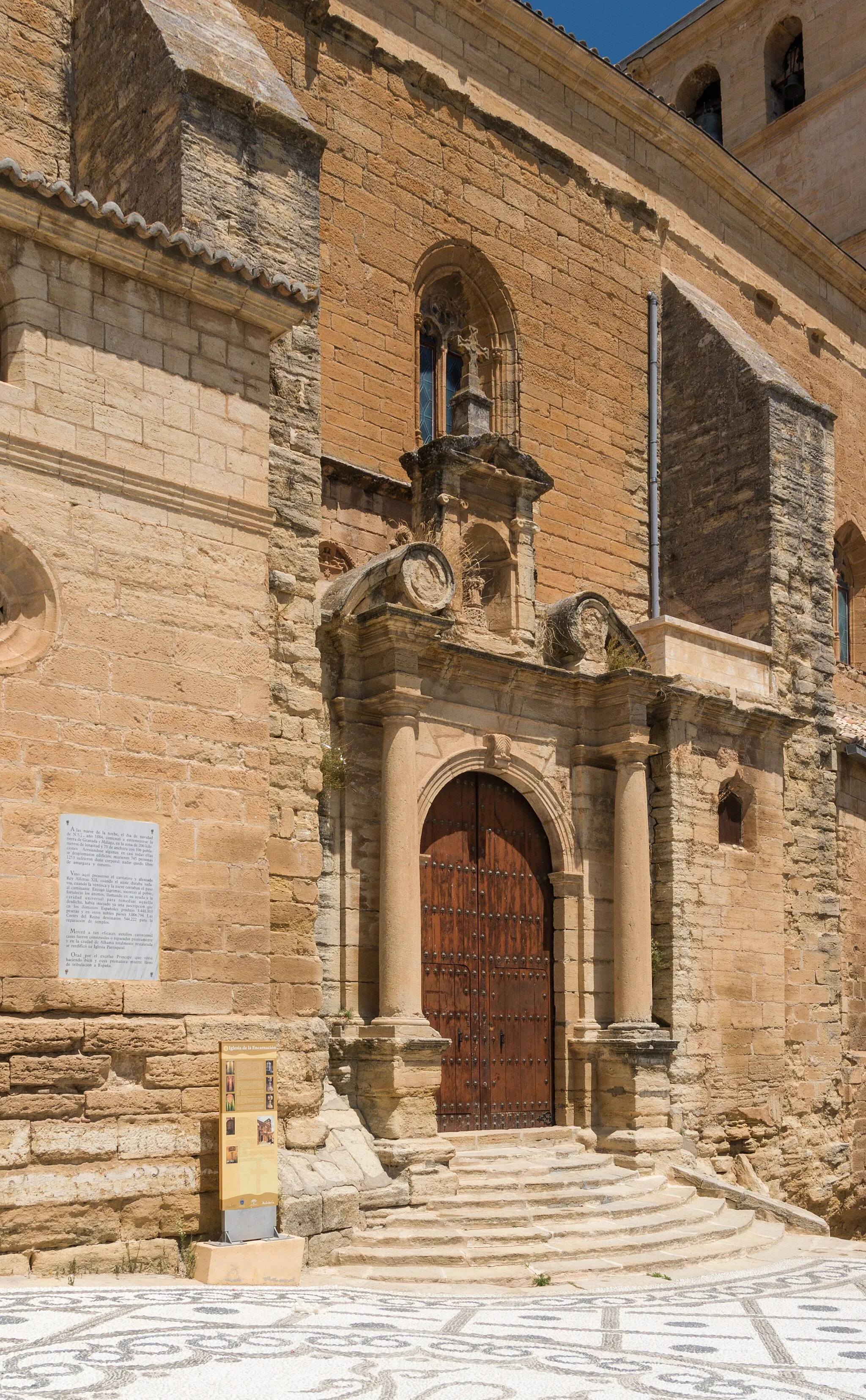 Photo showing: Iglesia of the Encarnacion, entrance, Alhama de Granada, Granada, Spain. The plaque is a remembrance of the 1884 earthquake.