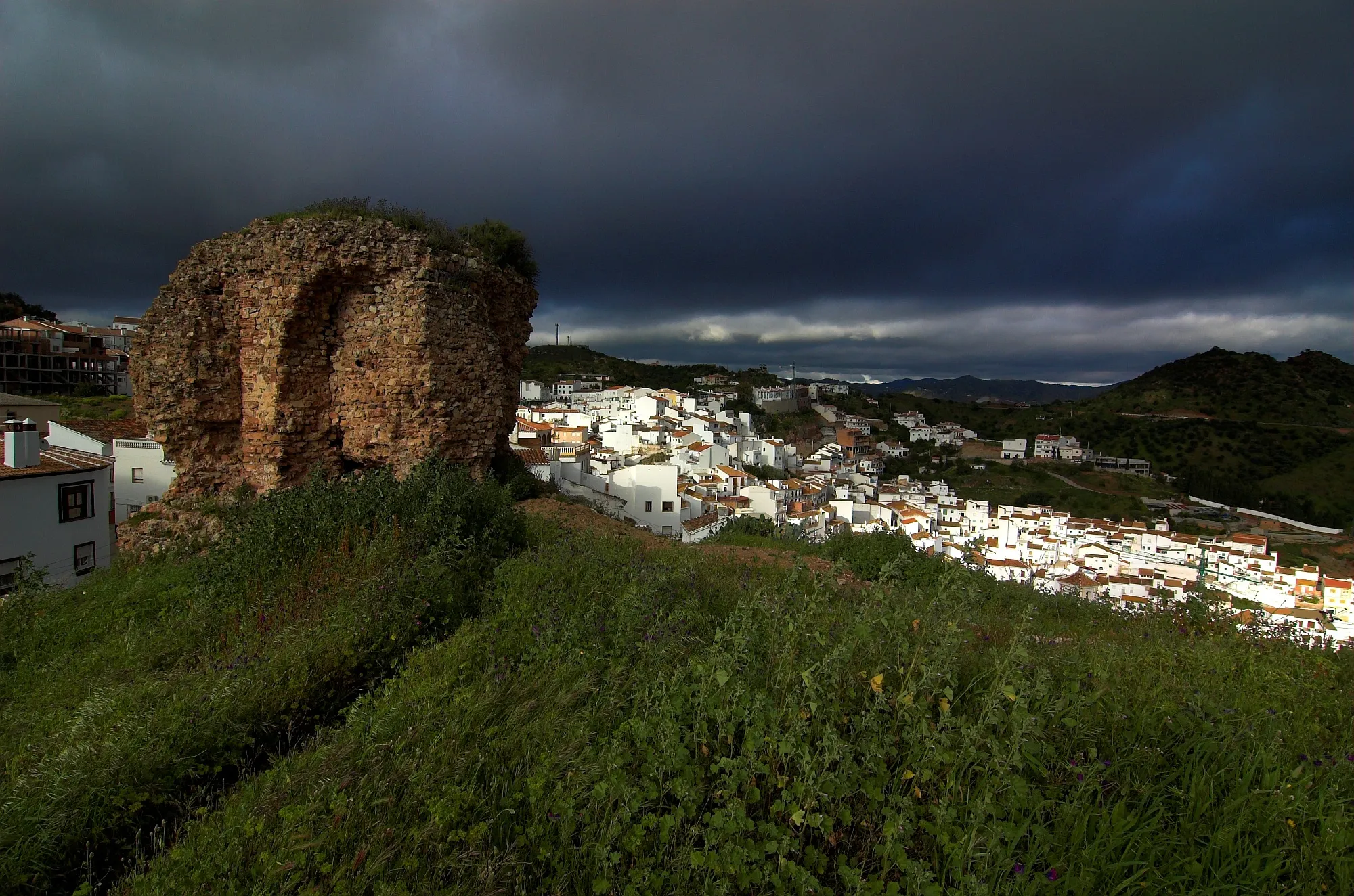Photo showing: Vista del pueblo desde la zona donde se hallaba el castillo árabe, del que solo queda la Torre de la Vela.