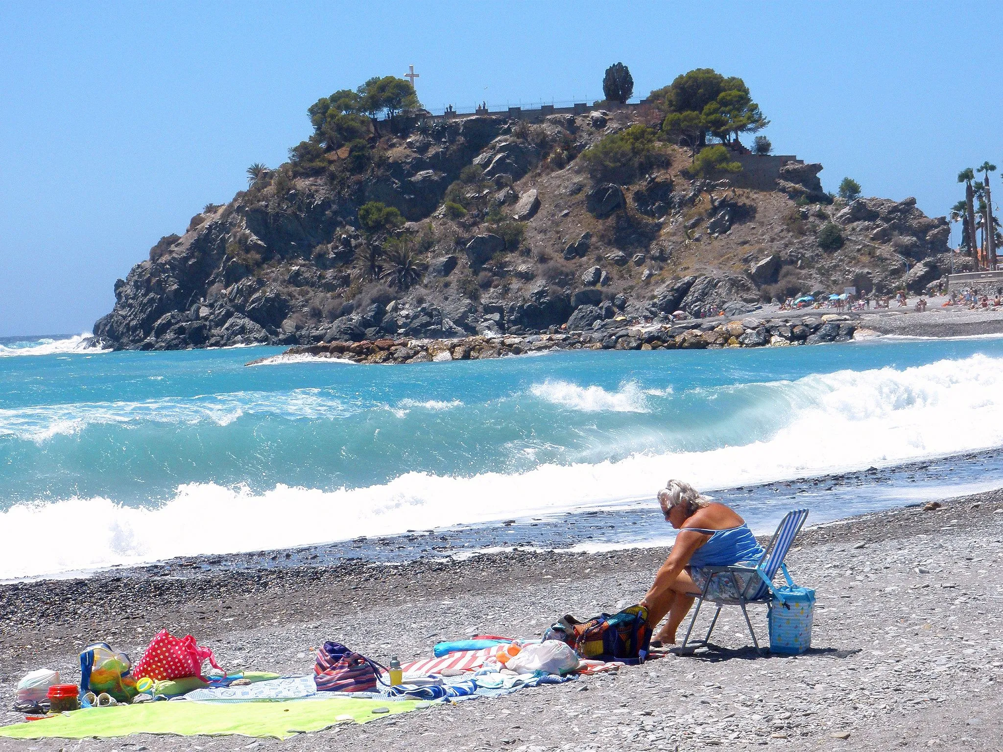 Photo showing: Playa de Puerta del Mar y Peñón del Santo (Almuñécar, Granada)