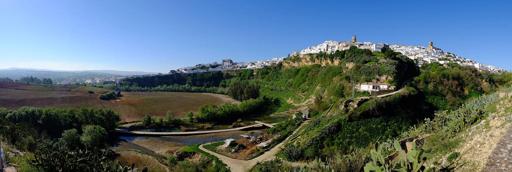 Photo showing: Panoramic View from La Peña Vieja (the Old Cliff) carved by the Guadalete river, and the southern side of Arcos de la Frontera (Andalusia, Spain).