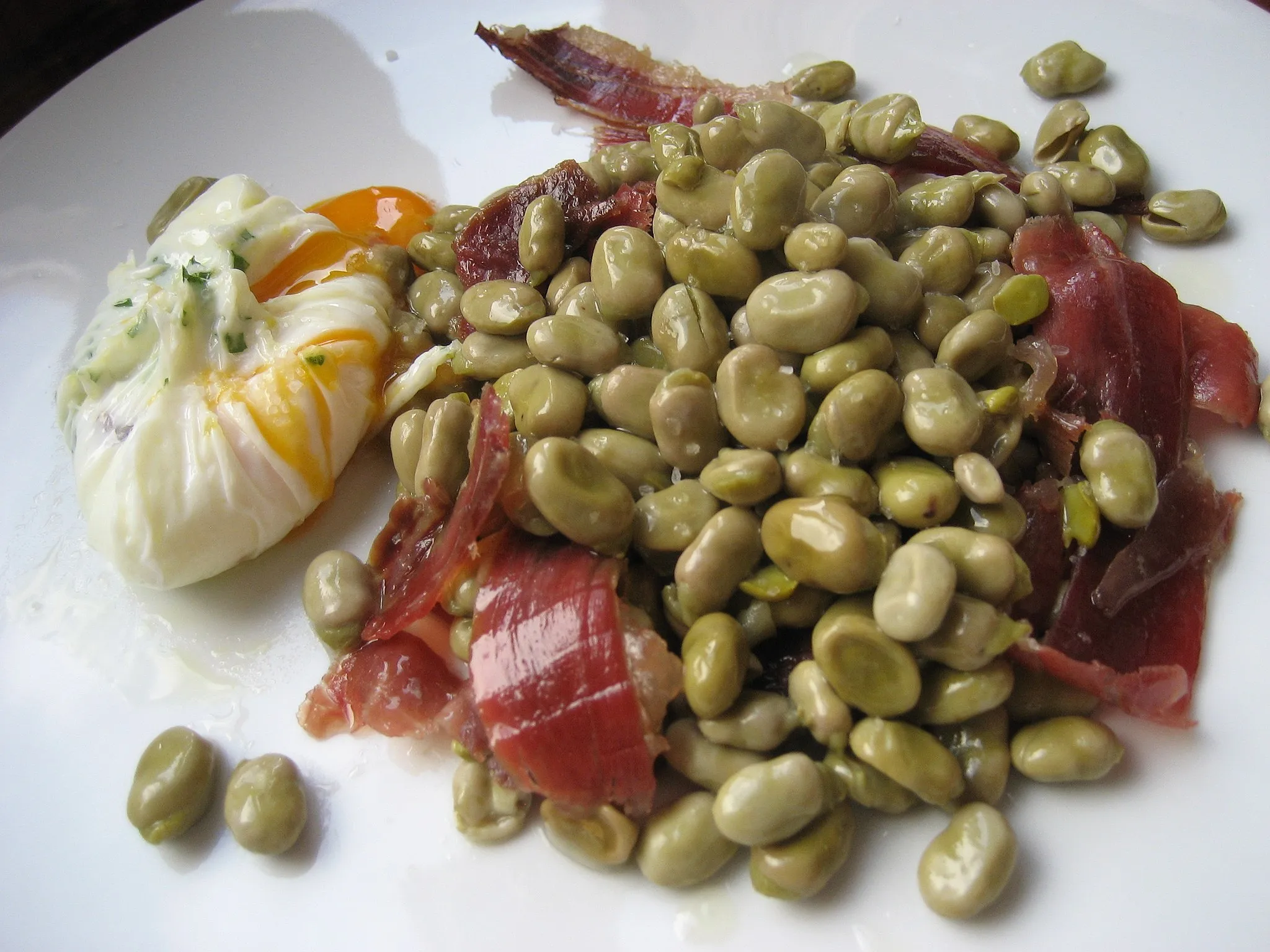 Photo showing: Tellergericht mit Bohnenkernen, rohem Schinken und Ei; typisches Essen der Küche Granadas