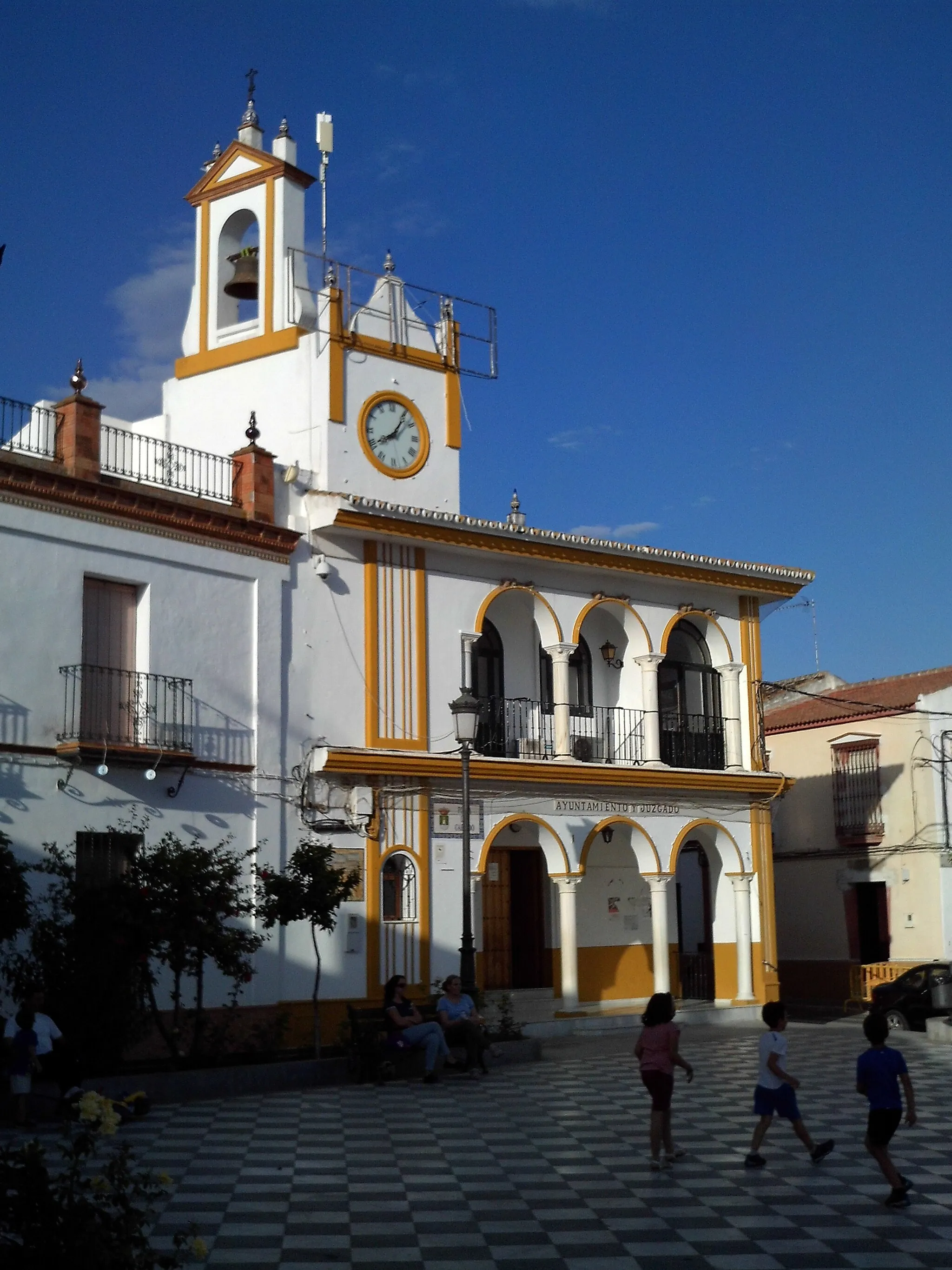 Photo showing: Ayuntamiento de Aznalcázar, en la plaza del Cabildo de la localidad. Provincia de Sevilla, Andalucía, España.