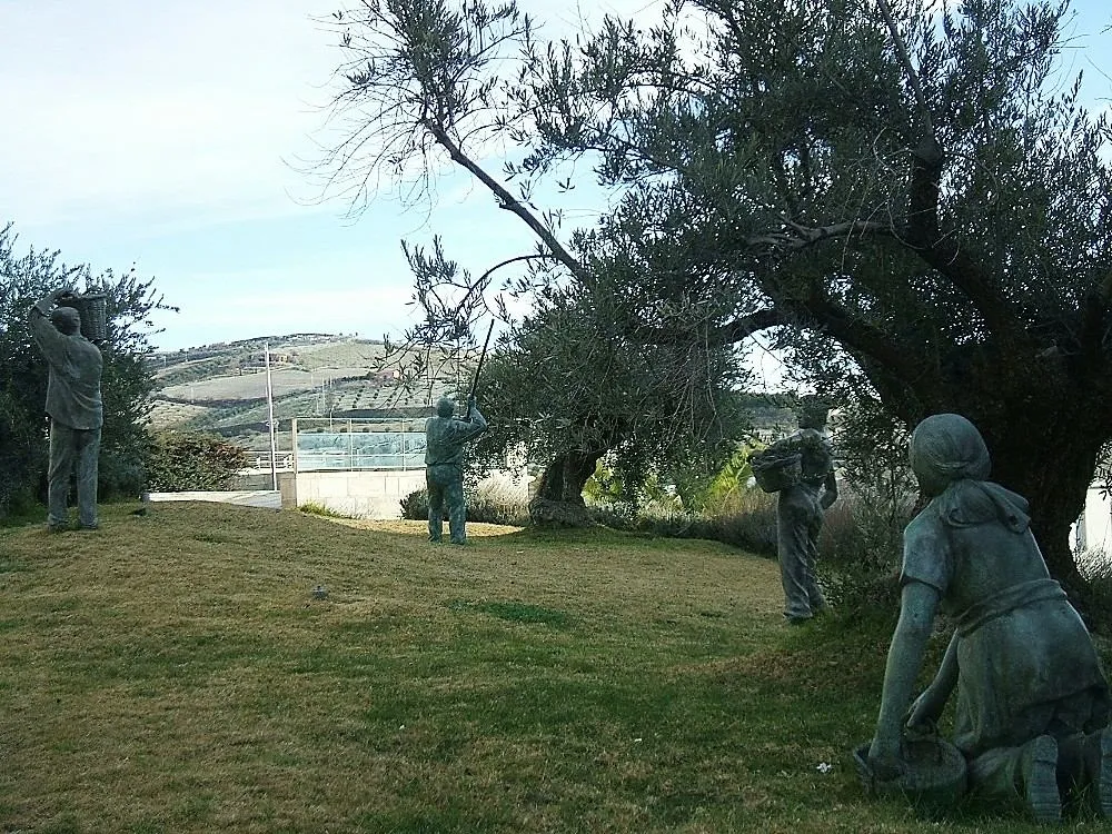 Photo showing: Monumento a los Olivareros y Olivareras, Baena, Córdoba (España)