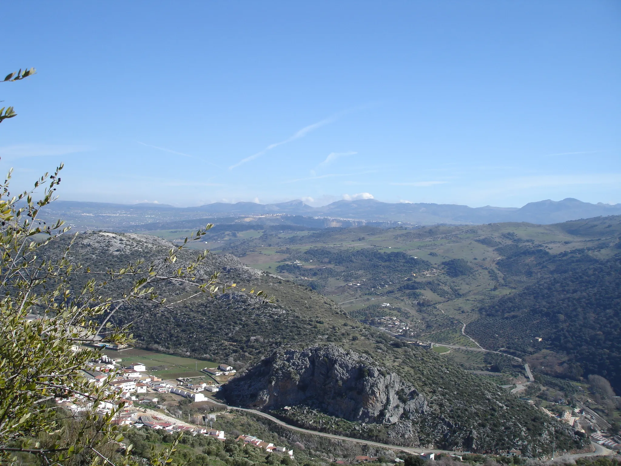 Photo showing: Vista superior de Benaojan y sierra de Ronda