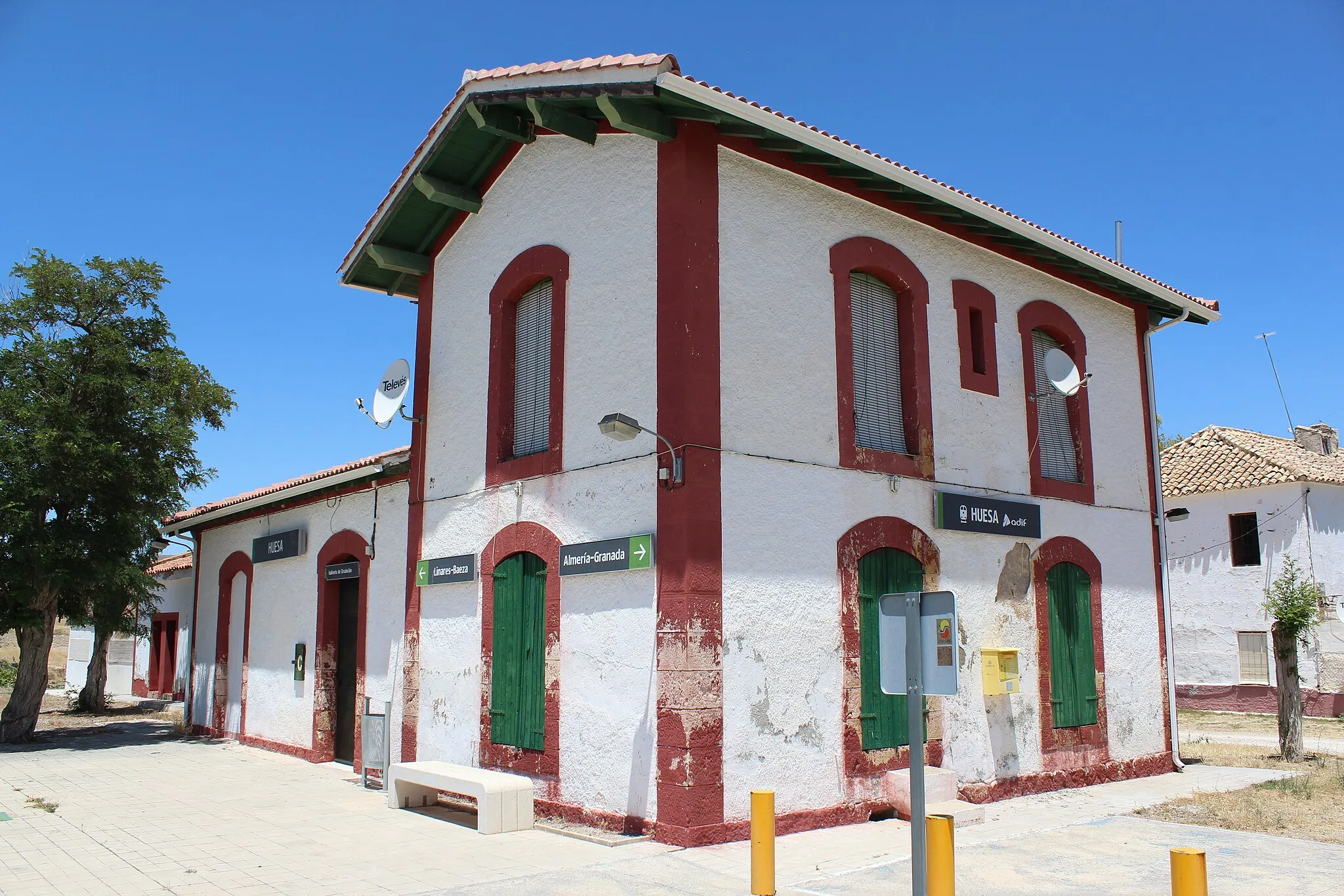 Photo showing: Edificio principal de la Estación de Huesa.