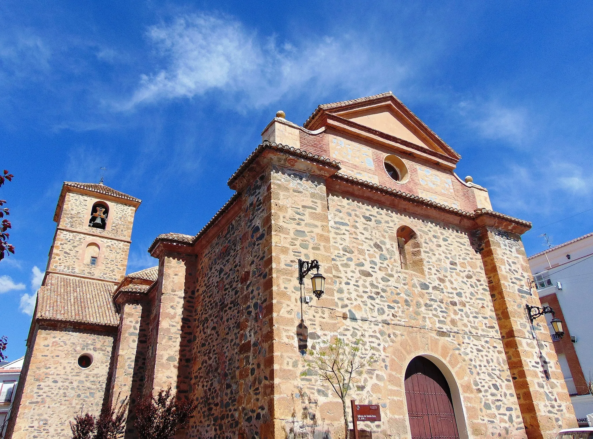 Photo showing: Fachada exterior de la iglesia de Santa Ana de Cádiar.