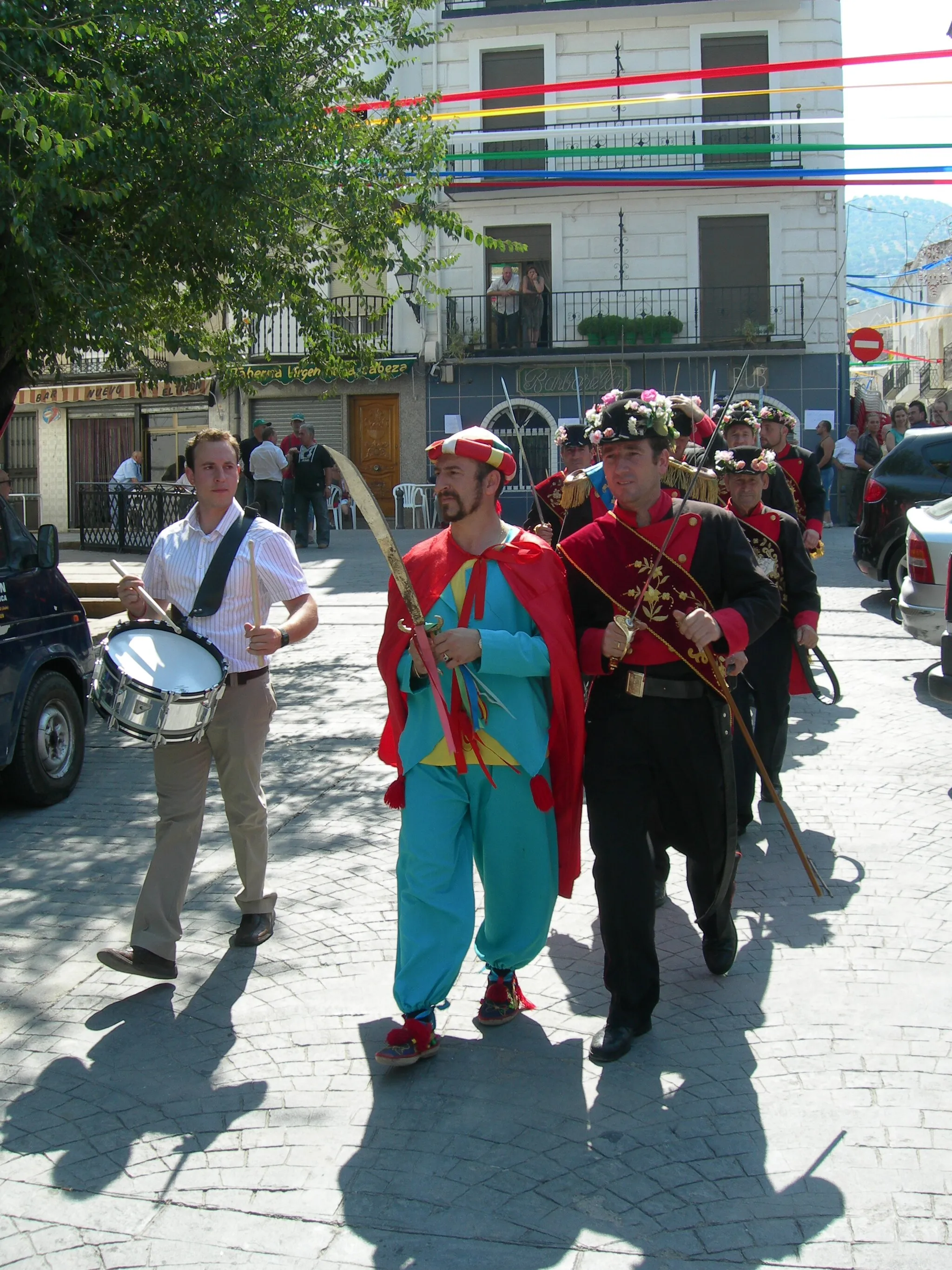 Photo showing: Fiesta de Moros y Cristianos de Campillo de Arenas (Jaén). Desfile tras la conversión del jefe moro en el segundo día de representación