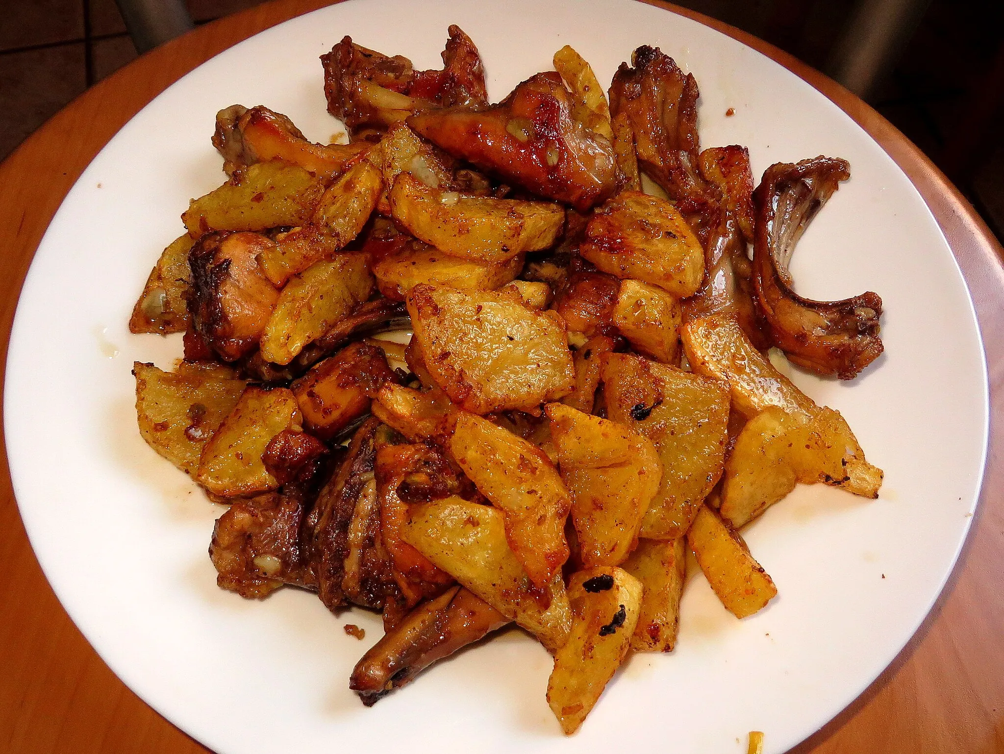 Photo showing: Conejo al ajillo con patatas