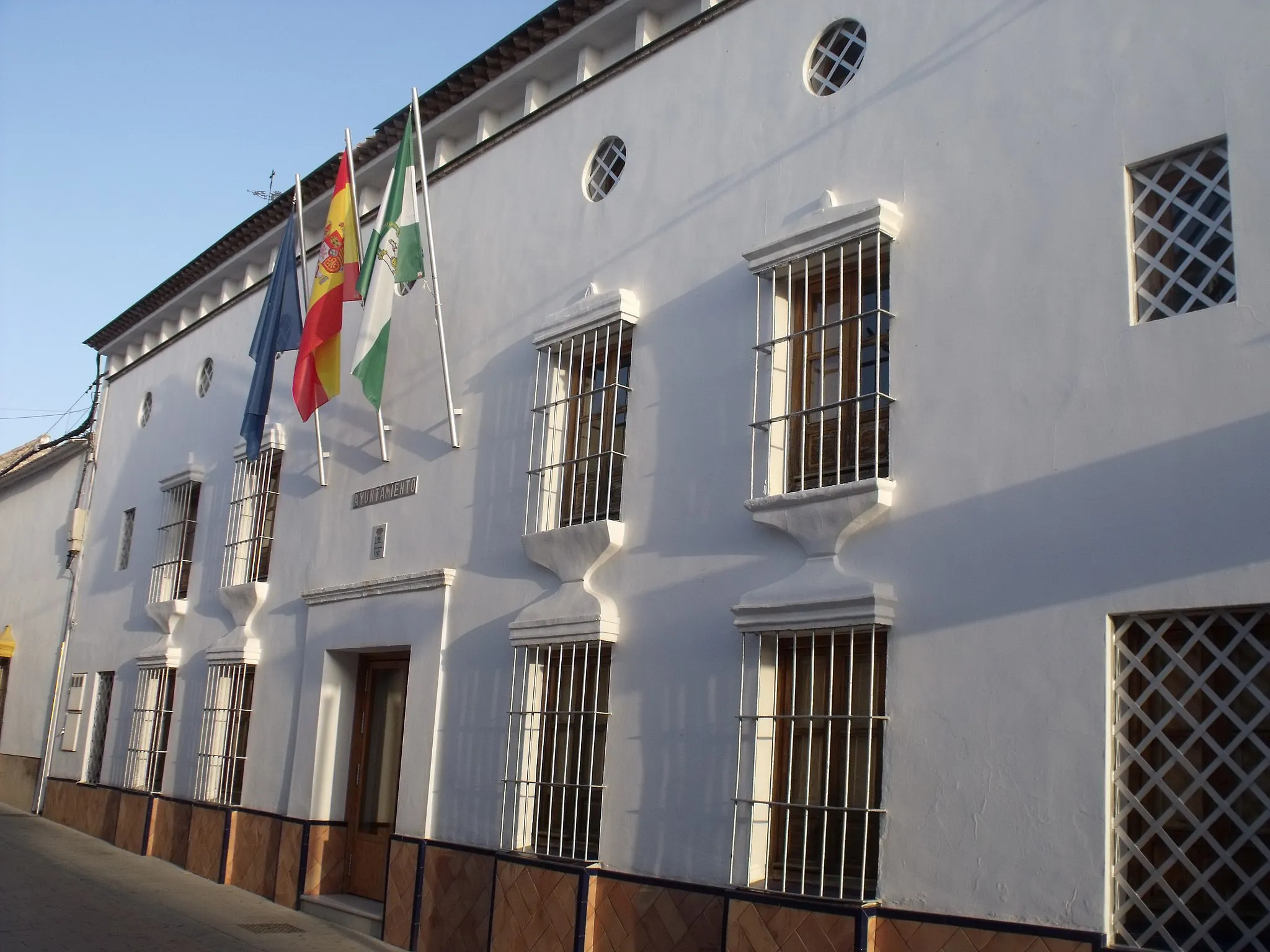 Photo showing: Vista general del ayuntamiento del pueblo