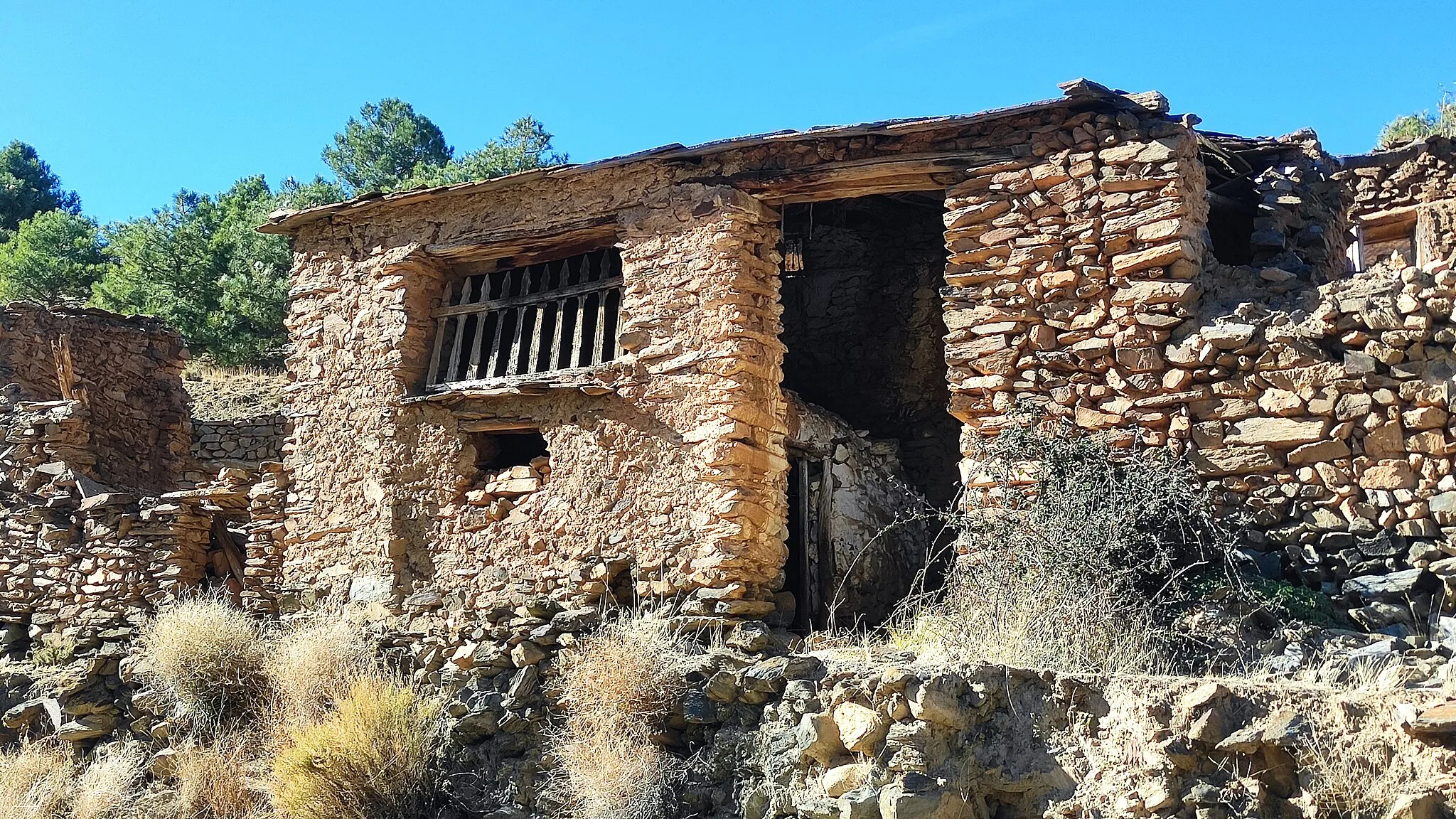 Photo showing: Edificio en ruinas en  el antiguo poblado minero de El Tesorero, Baza, Granada.