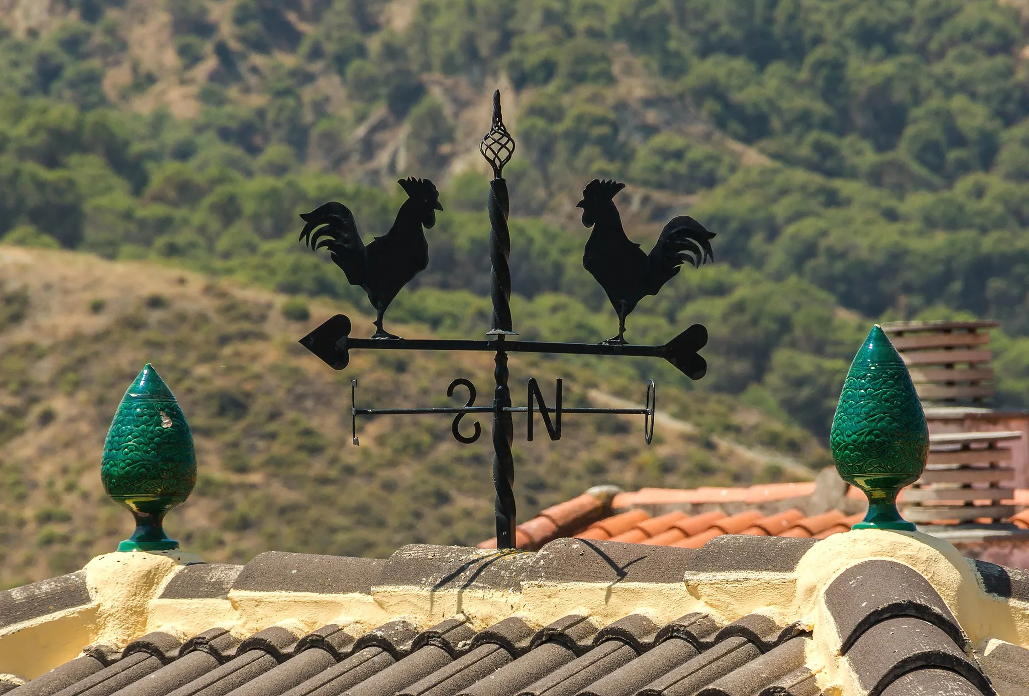Photo showing: A weathercock on a roof, Cenes de la Vega, Granada, Spain.