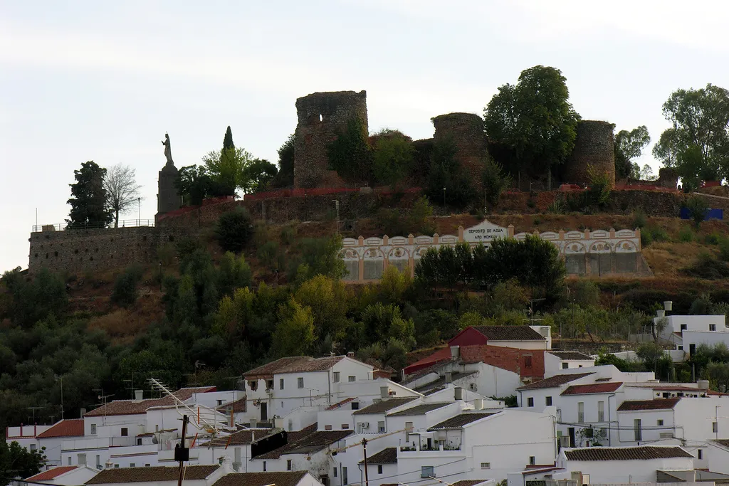 Photo showing: Constantina y su castillo, Sevilla, España