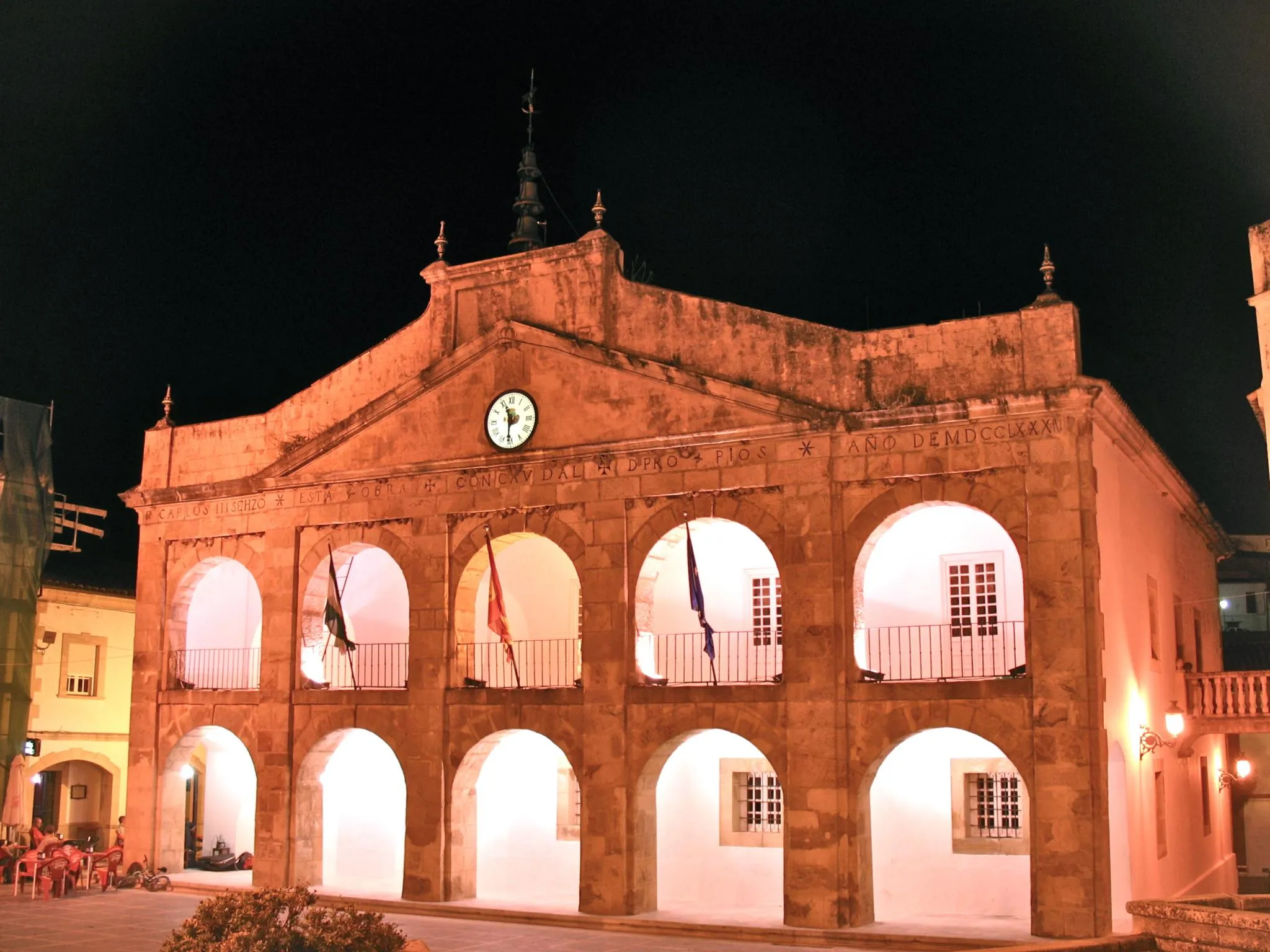 Photo showing: Vista nocturna del ayuntamiento de Cortes de la Frontera, en la provincia de Cádiz (España).