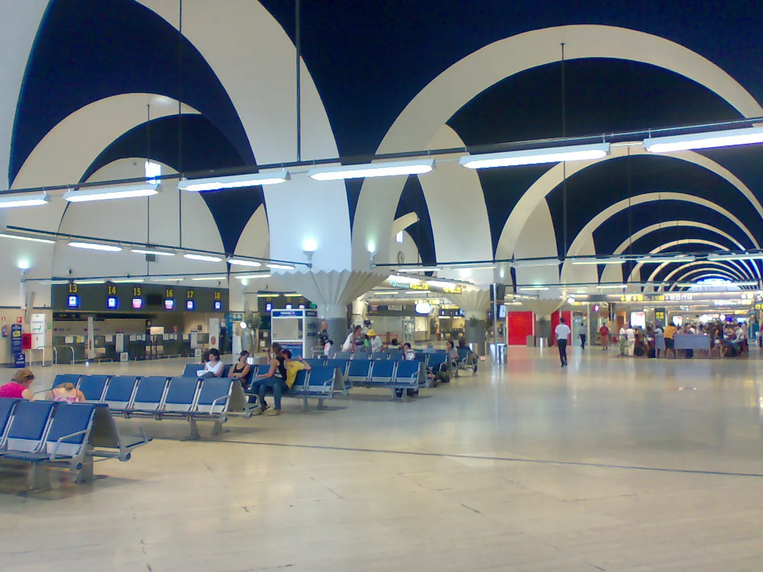 Photo showing: Terminal de salidas del aeropuerto de Sevilla.