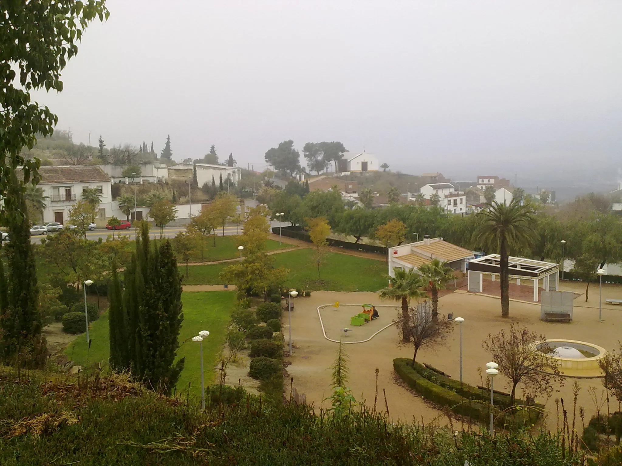 Photo showing: Vista del Parque de Doña Rosalina. Al fondo la ermita del Calvario. Fernán Núñez (Córdoba)