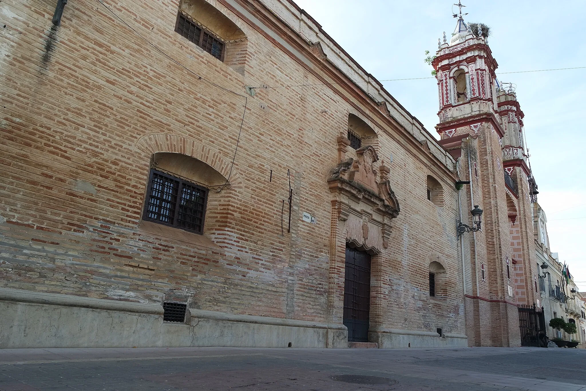 Photo showing: Vista de la fachada del Pósito de Fuente Palmera junto con la Iglesia de la Purísima Concepción.