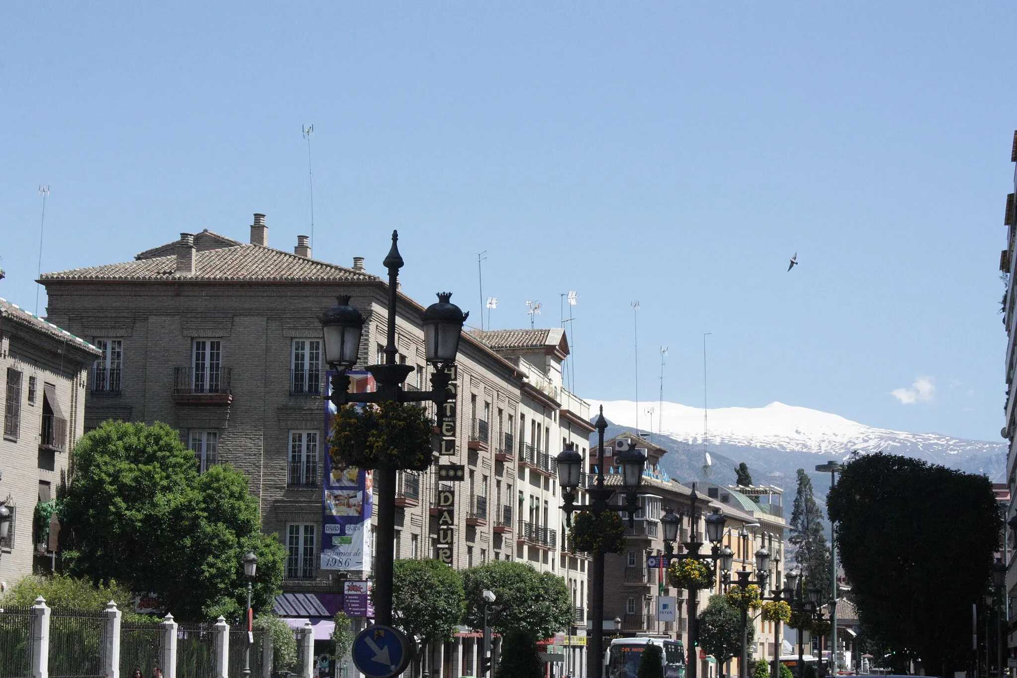 Photo showing: Vista de Sierra Nevada desde la Acera del Darro, en Granada (España).