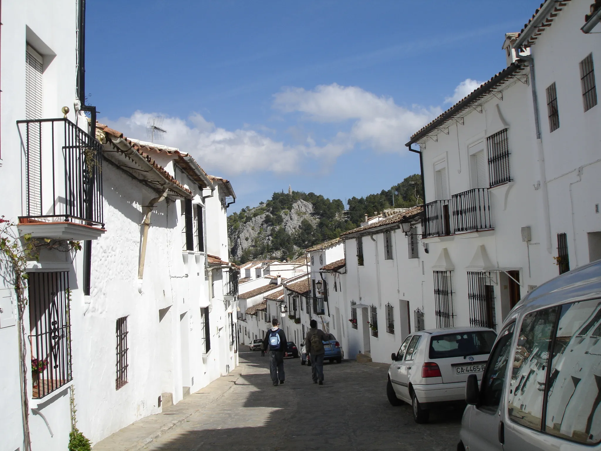 Photo showing: Calle de Grazalema con el monumento de El Santo al fondo