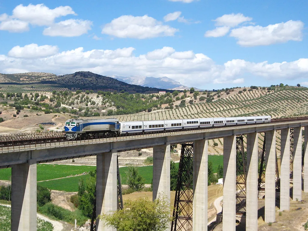Photo showing: Un tren Talgo pasa por el puente del Hacho, situado en el punto kilométrico 104,4 de la línea Linares-Almería.