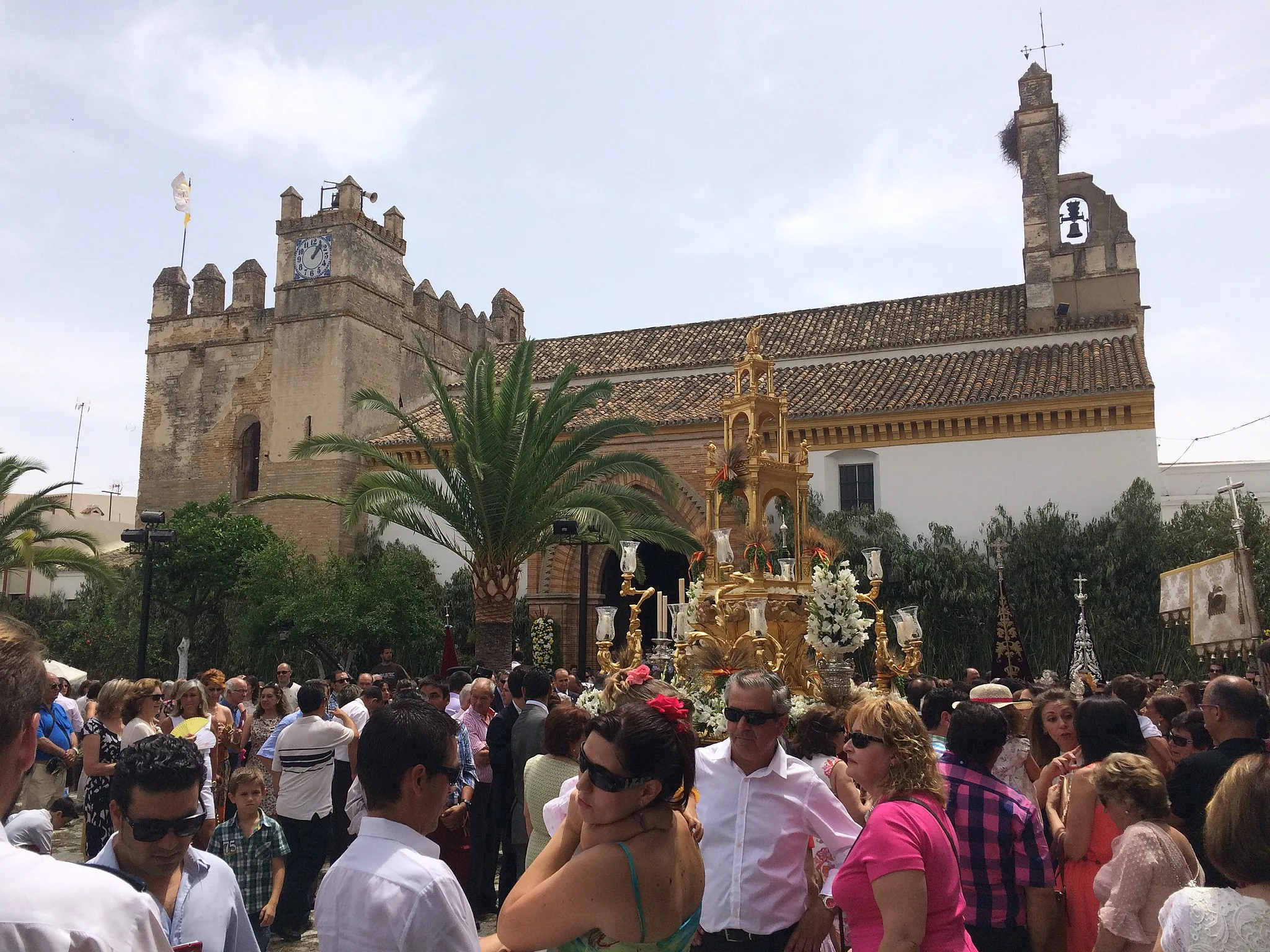 Photo showing: Custodia procesionando por la plaza de España de Hinojos