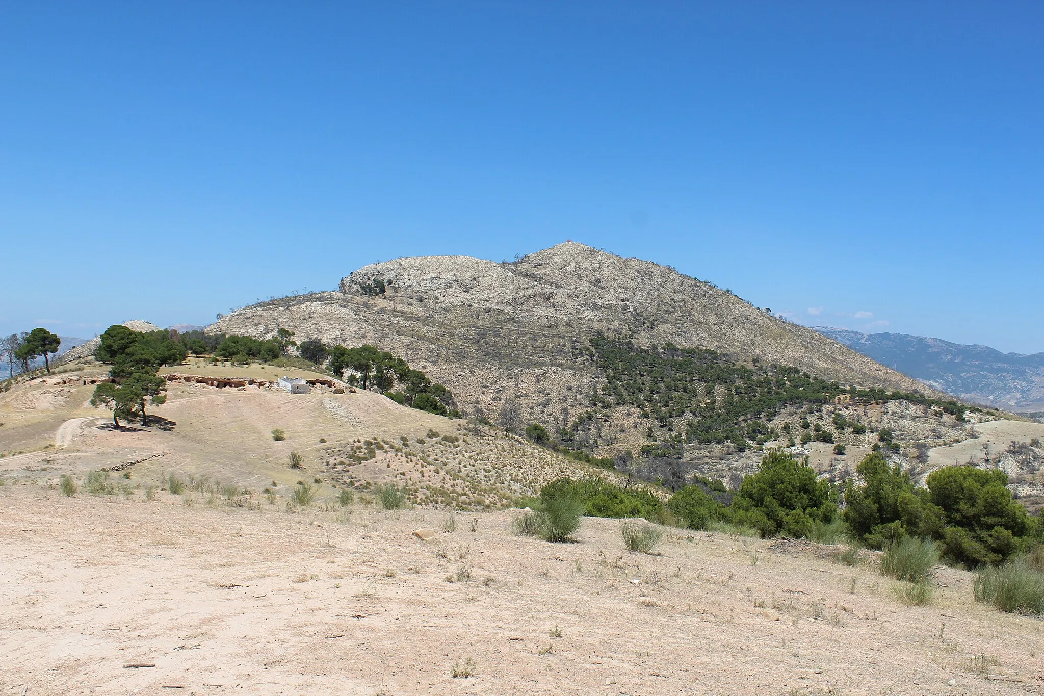 Photo showing: Cuevas del Panderón y Cerro Cambrón al fondo.