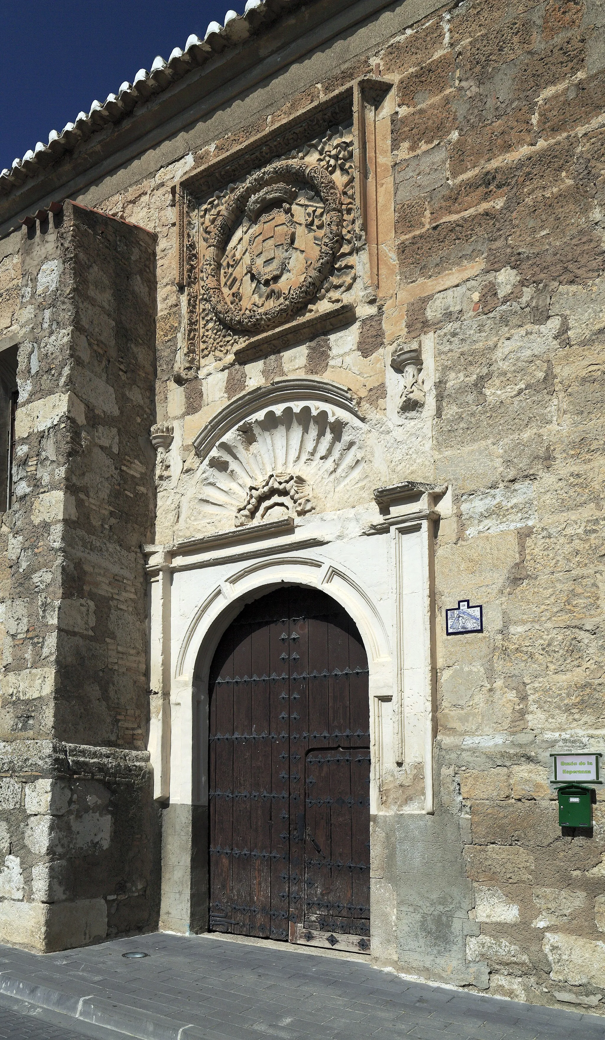 Photo showing: Auf der Westseite zur Calle Alhóndiga, rechts daneben hängt der Briefkasten der Hoffnung.