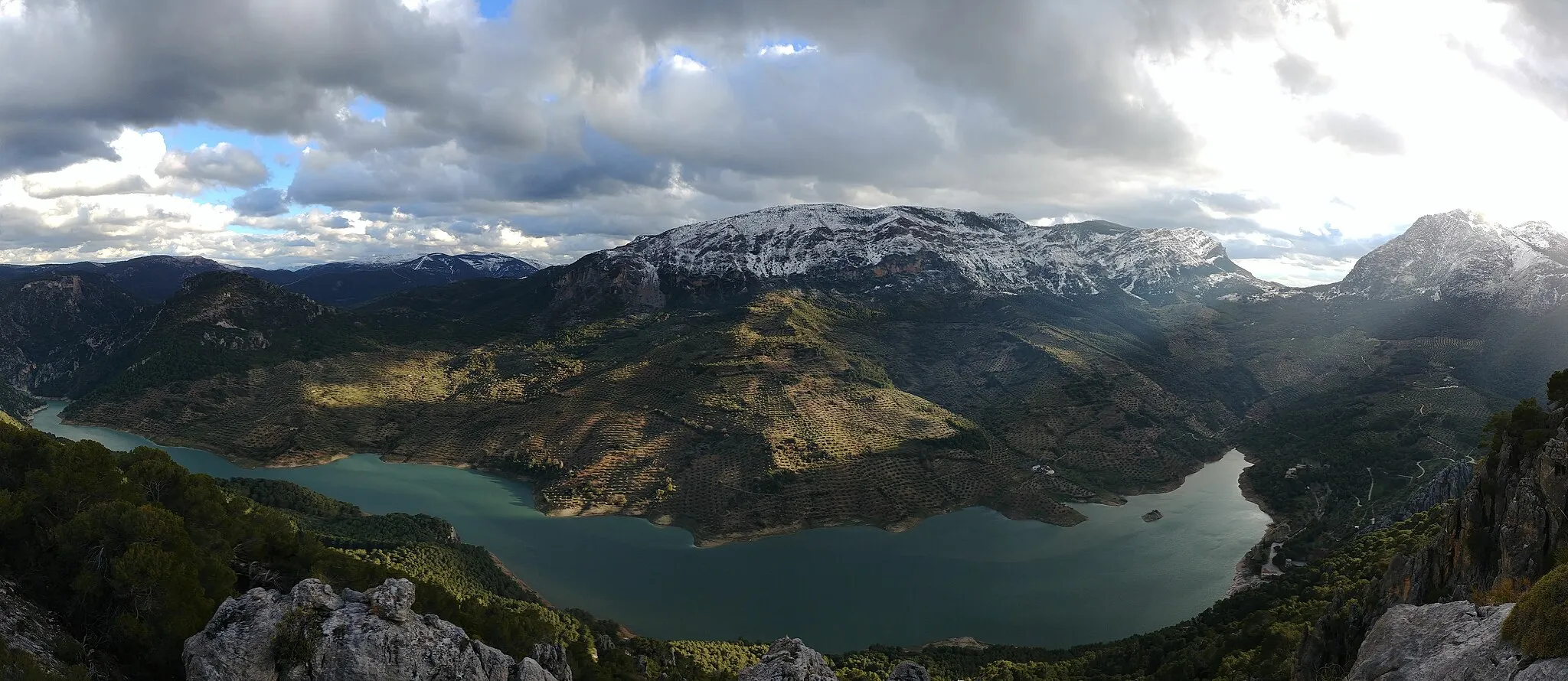 Photo showing: Vista panorámica del embalse del Quiebrajano desde Matamulos.