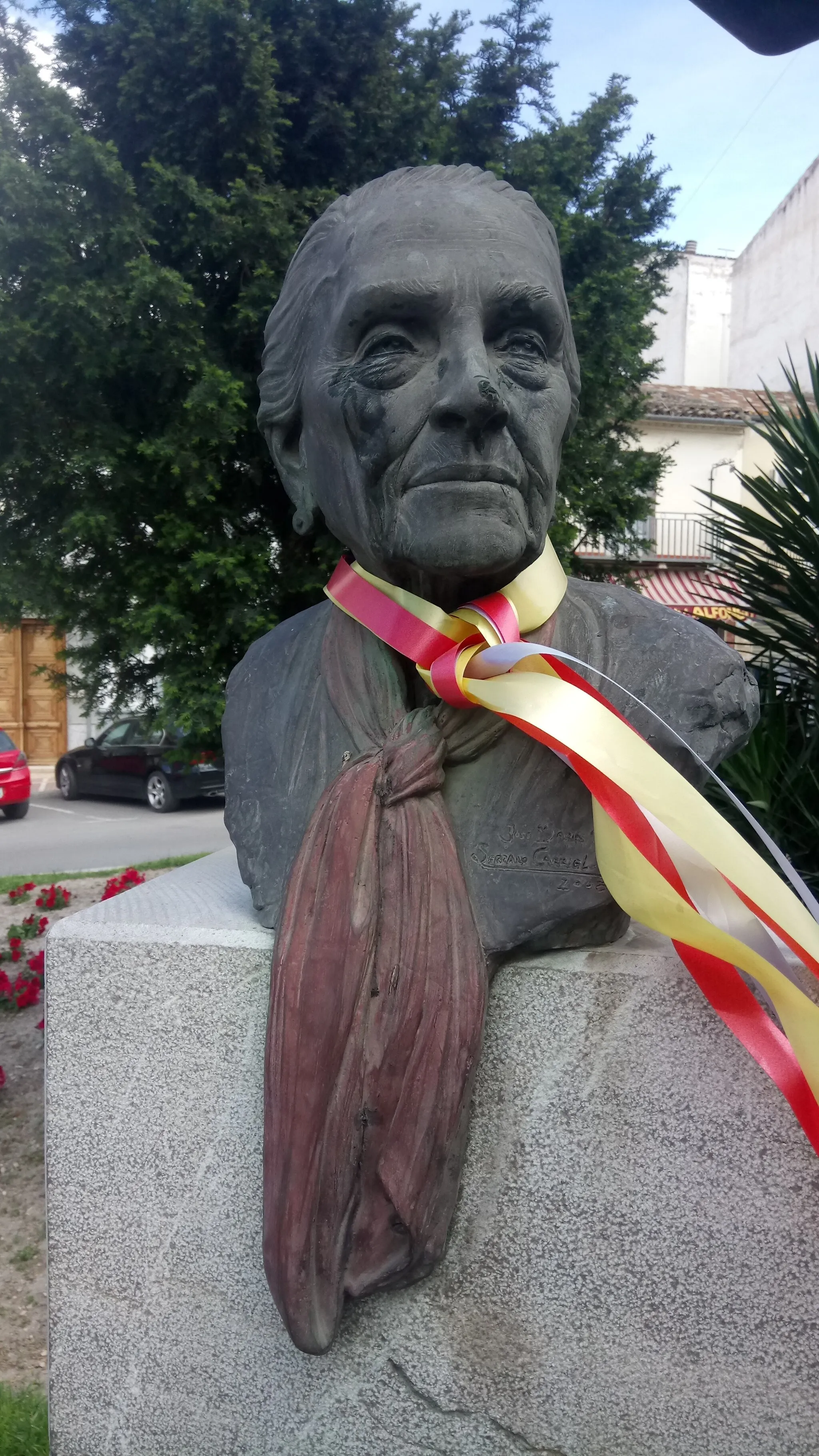 Photo showing: Vista frontal del busto de bronce de Dolores Ibárruri (la Pasionaria), obra del escultor José María Serrano Carriel (Córdoba, 1972), inaugurado en abril de 2005 en la glorieta del Paseo Primero de Mayo de Jódar (Jaén).