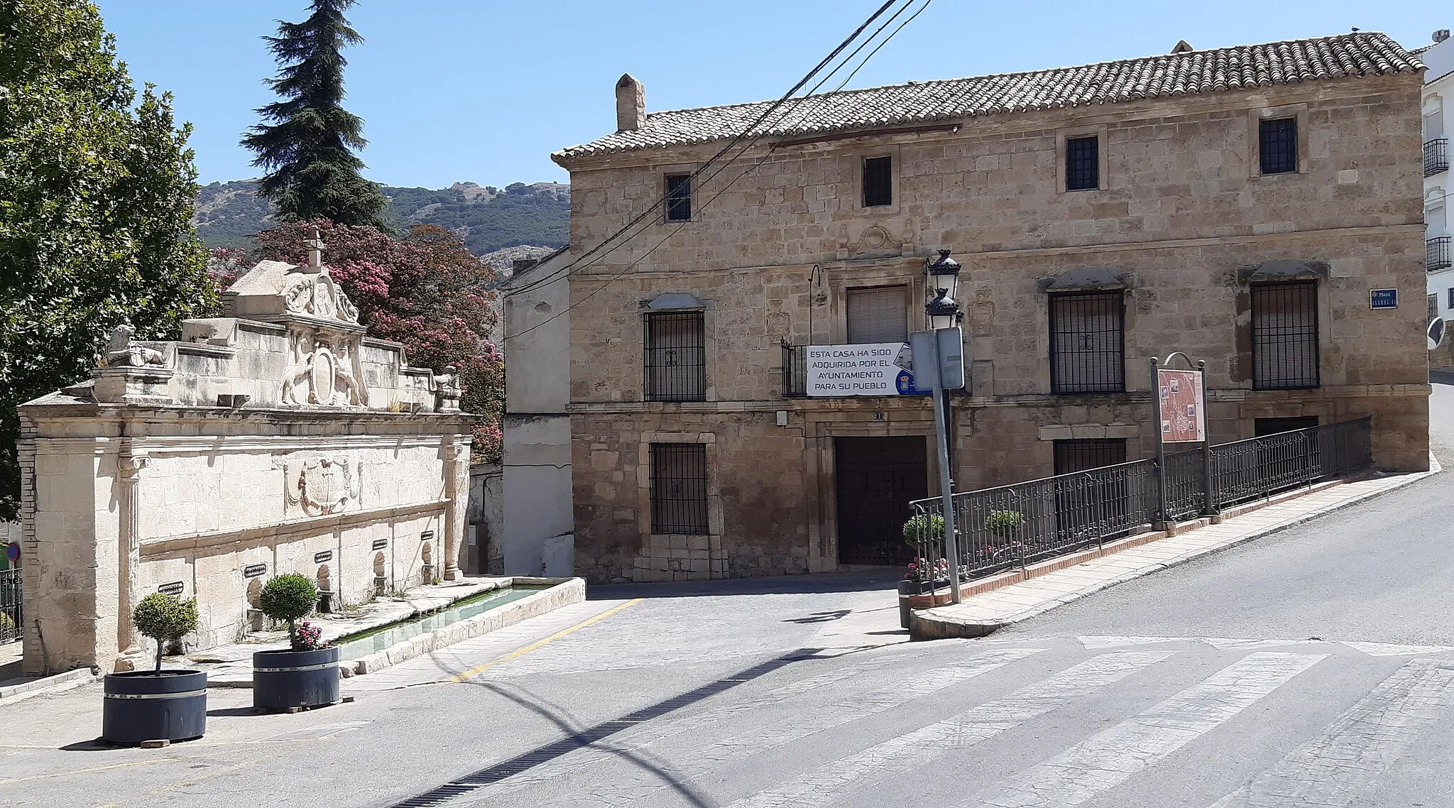 Photo showing: Pilar-fuente de los Cinco Caños, junto a la casa solariega de los Ochoa, en La Guardia de Jaén.