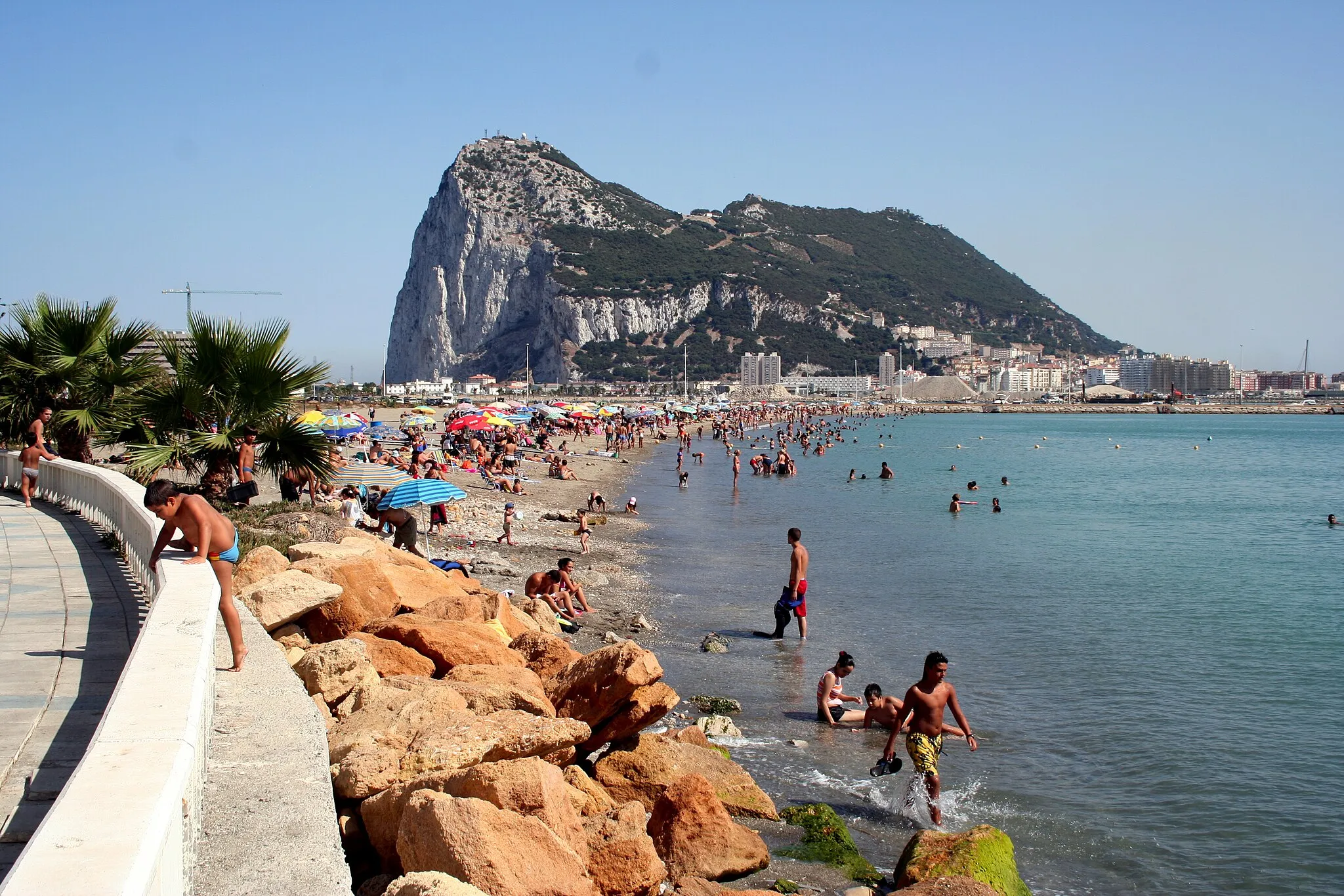 Photo showing: Playa de Poniente en la Línea de la Concepción. Vista del Peñón de Gibraltar al fondo.