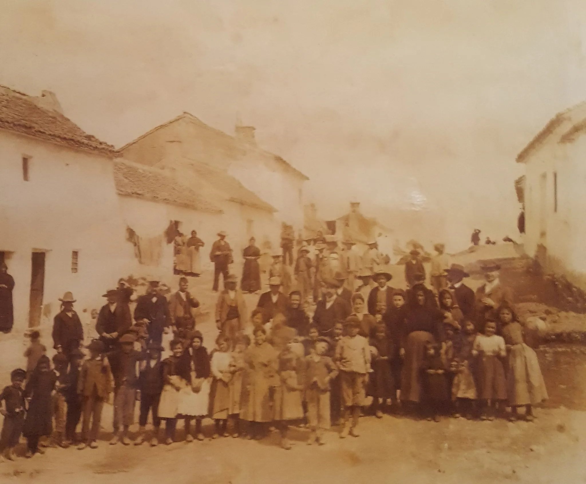 Photo showing: Imagen tomada en el Barrio Alto de Láchar (Granada, España) a principios del siglo XX. Actualmente es la calle Ancha de dicha localidad, vista desde el oeste hacia el este.