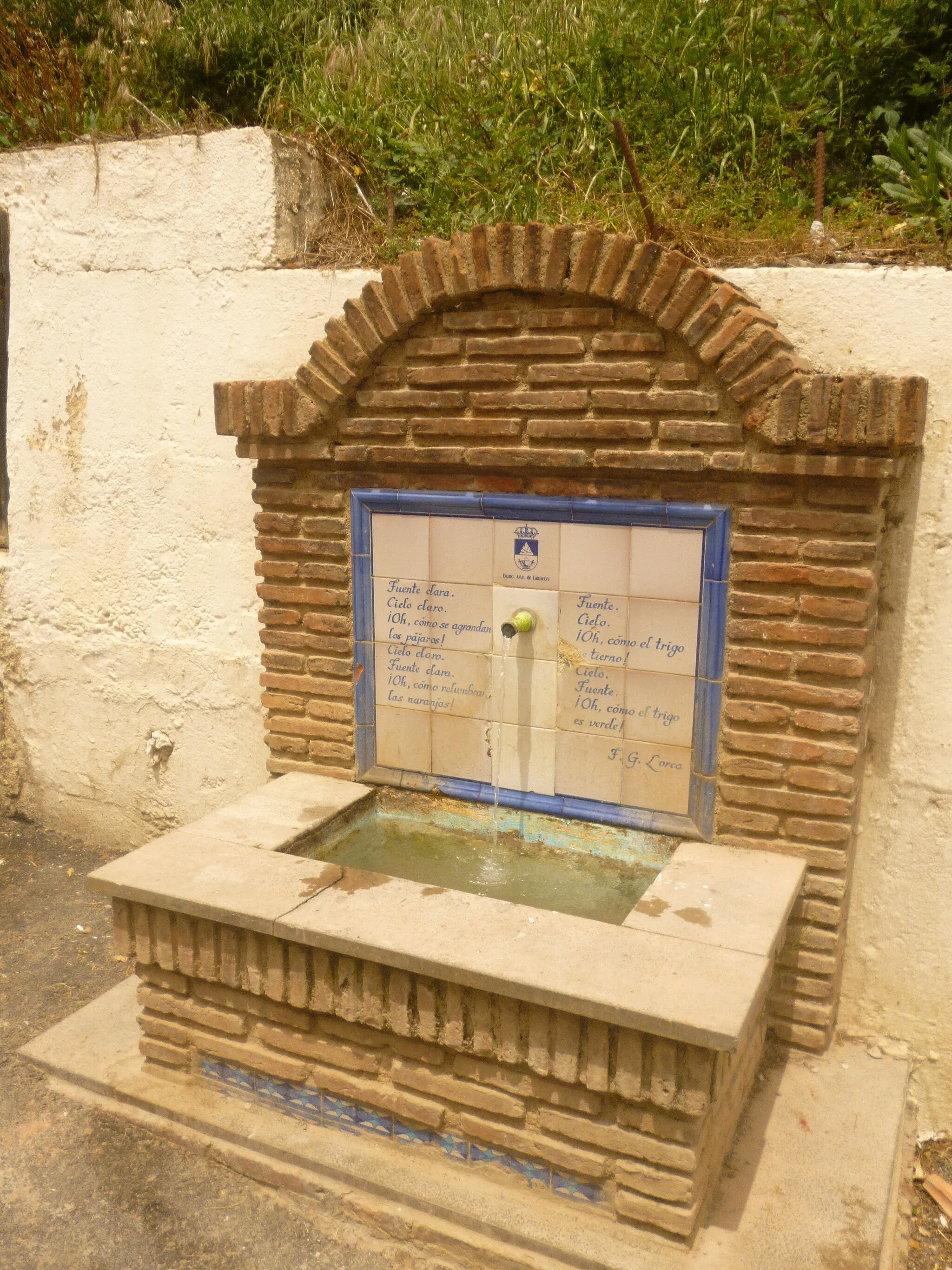 Photo showing: Fuente de agua en Lanjarón.
Texto en la fuente:
Fuente clara.
Cielo claro.
¡Oh, como se agrandan
los pájaros!
Cielo claro.
Fuente clara.
¡Oh, como relumbran
las naranjas!
Fuente.
Cielo
¡Oh, cómo el trigo
es tierno!
Cielo.
Fuente.
¡Oh, cómo el trigo
es verde!

--Federico García Lorca