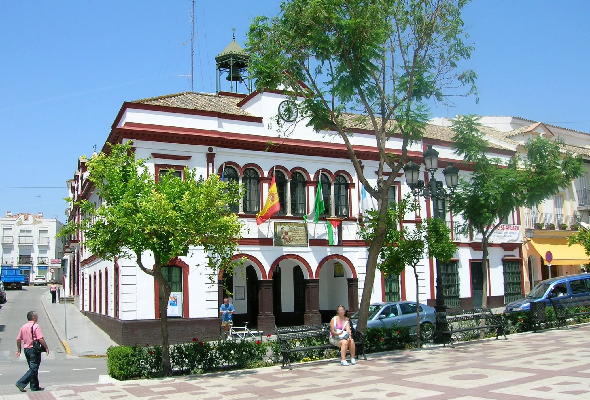 Photo showing: Lebrija Town Hall, province of Seville, Spain. The flags of European Union, Andalusia, Spain and Lebrija hang on flagpoles, while the flag of Western Sahara hangs from a window.