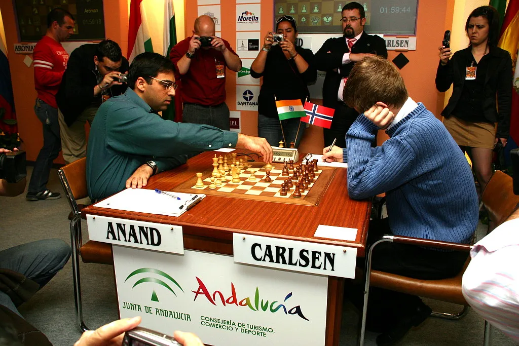 Photo showing: Anand (blancas) vs. Builes (negras)