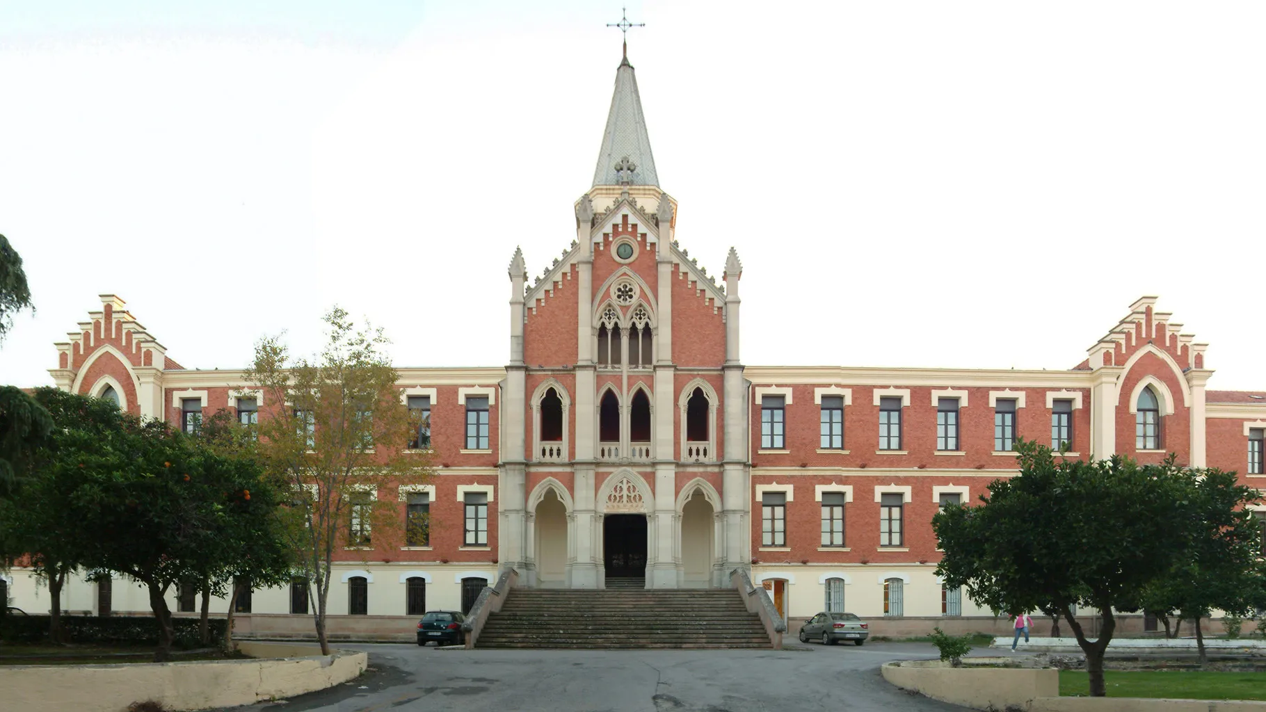 Photo showing: Exterior del Hospital de los Marqueses de Linares (en Linares) tras aplicarle un filtro rectilinear