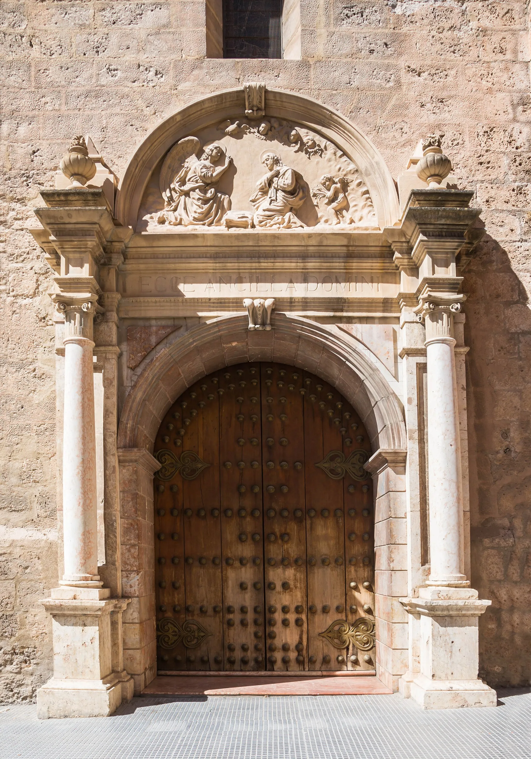 Photo showing: Door of the church of Incarnation, 16-18yh-centuries, Loja, Andalusia, Spain.