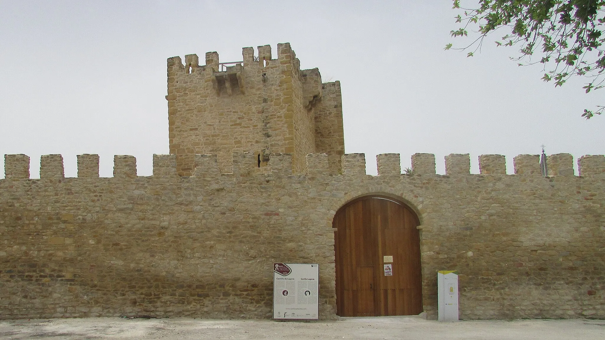 Photo showing: The east wall of the Castle of Lopera within the town of Lopera, Jaén, Andalusia, Spain
