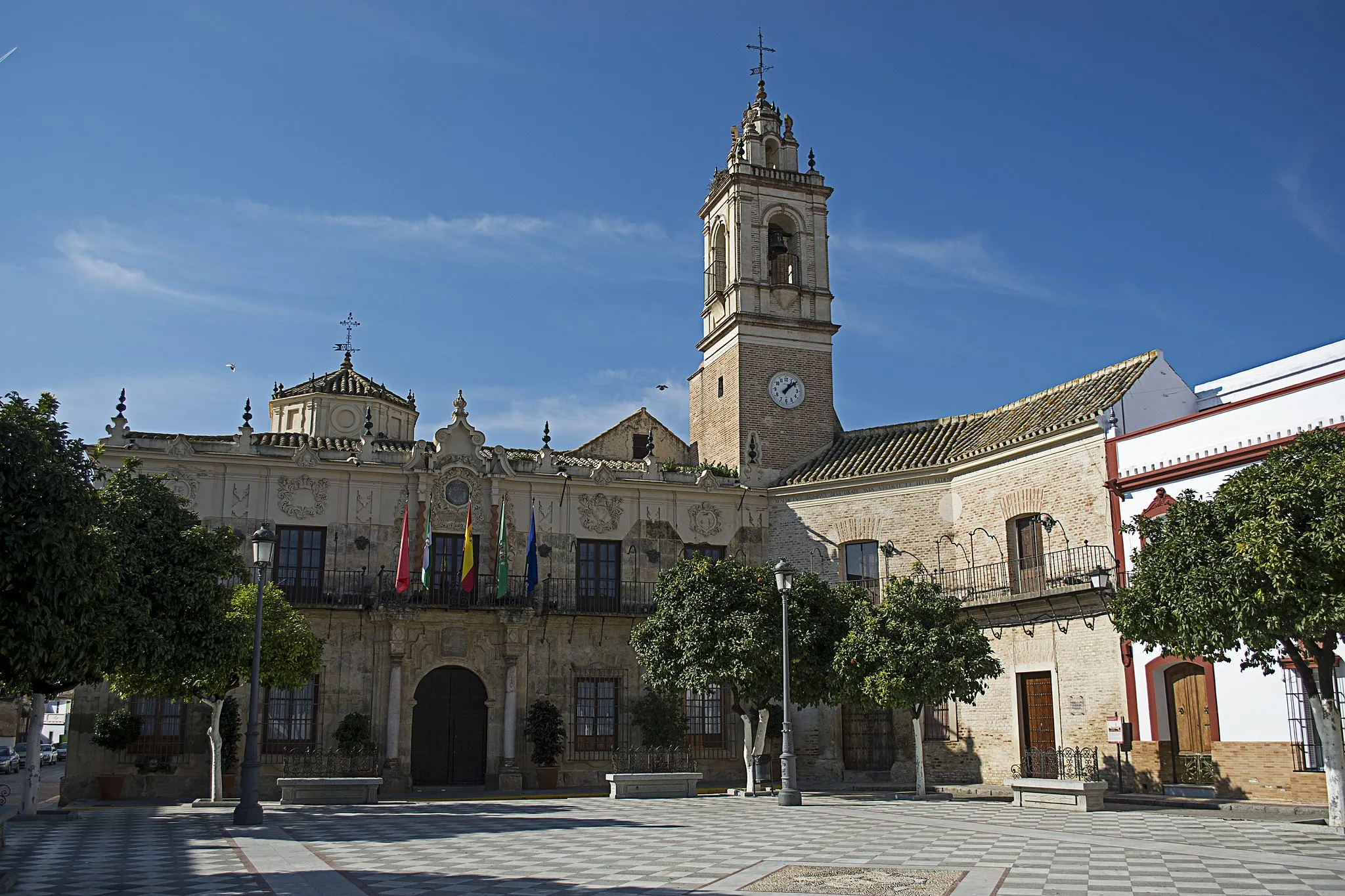 Photo showing: Edificio del ayuntamiento (Casas Capitulares) de Lora del Río