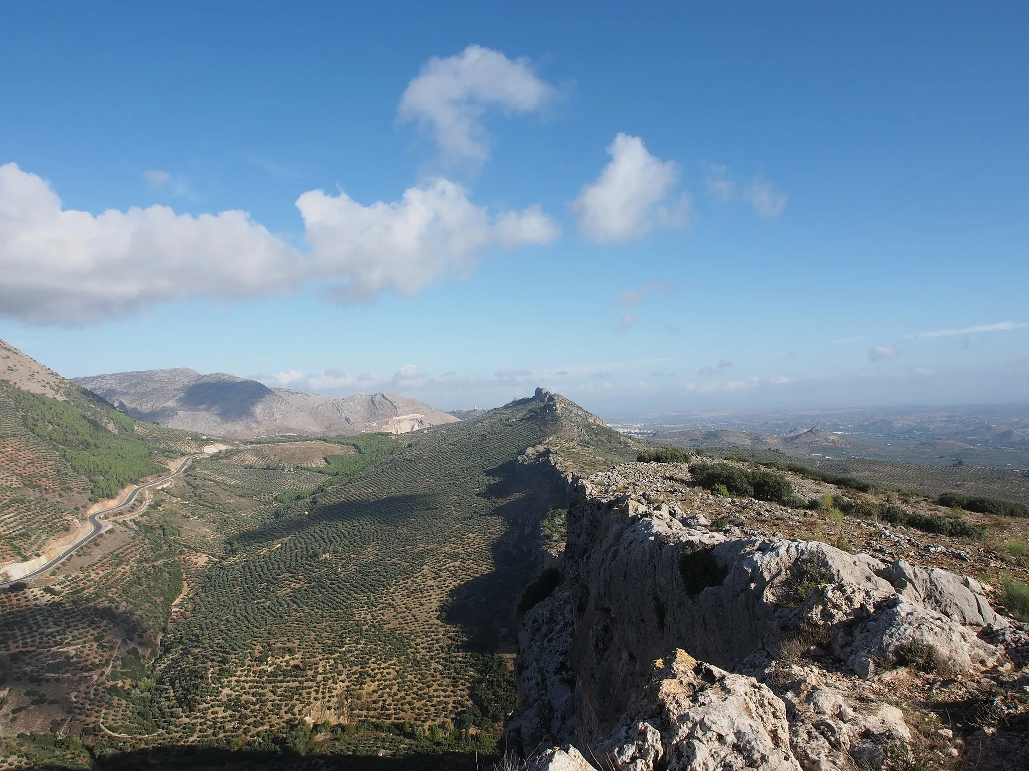 Photo showing: Vista de las Peñas de Castro al fondo y de Las Cimbras, términos municipales de Los Villares y Jaén.