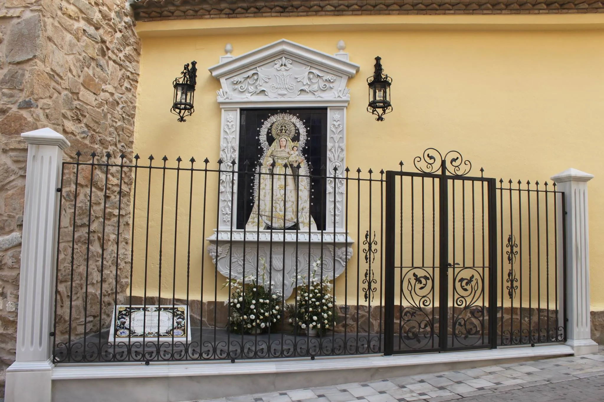 Photo showing: Monumento a la Virgen del Rosario, Patrona de Macael, nombrada el día 5 de Julio de 2014 Alcaldesa Perpétua y Honorífica de esta Villa.