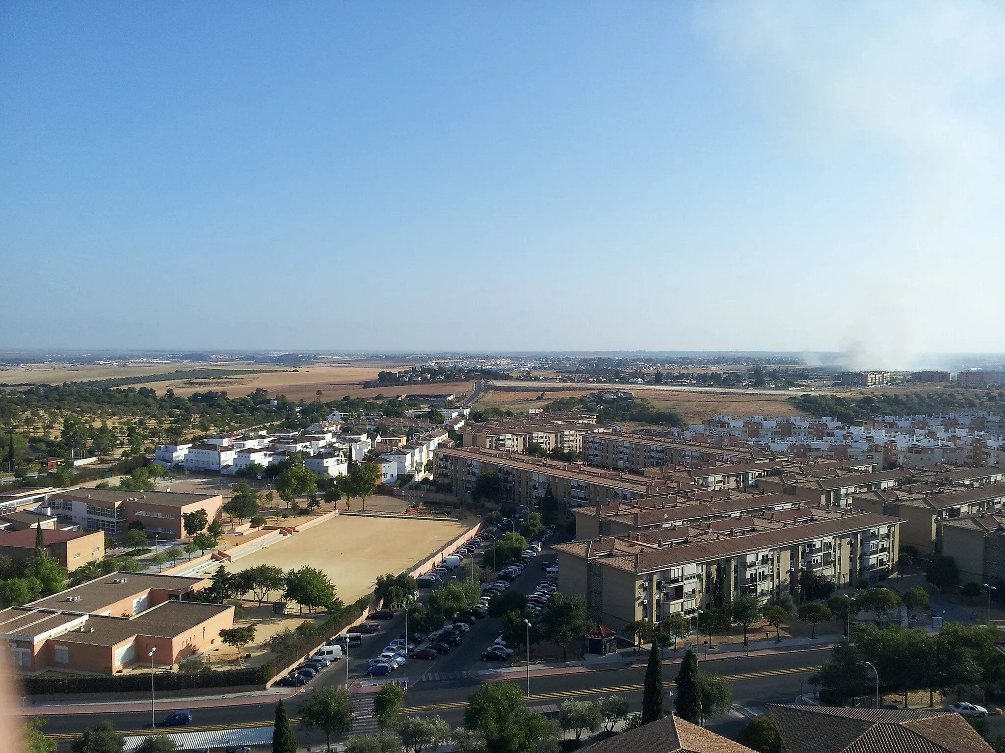 Photo showing: Urbanización Los Alcores y colegio el Valle Mairena del Aljarafe, fotografiadas desde la planta 15 del conjunto 16 de Ciudad Aljarafe