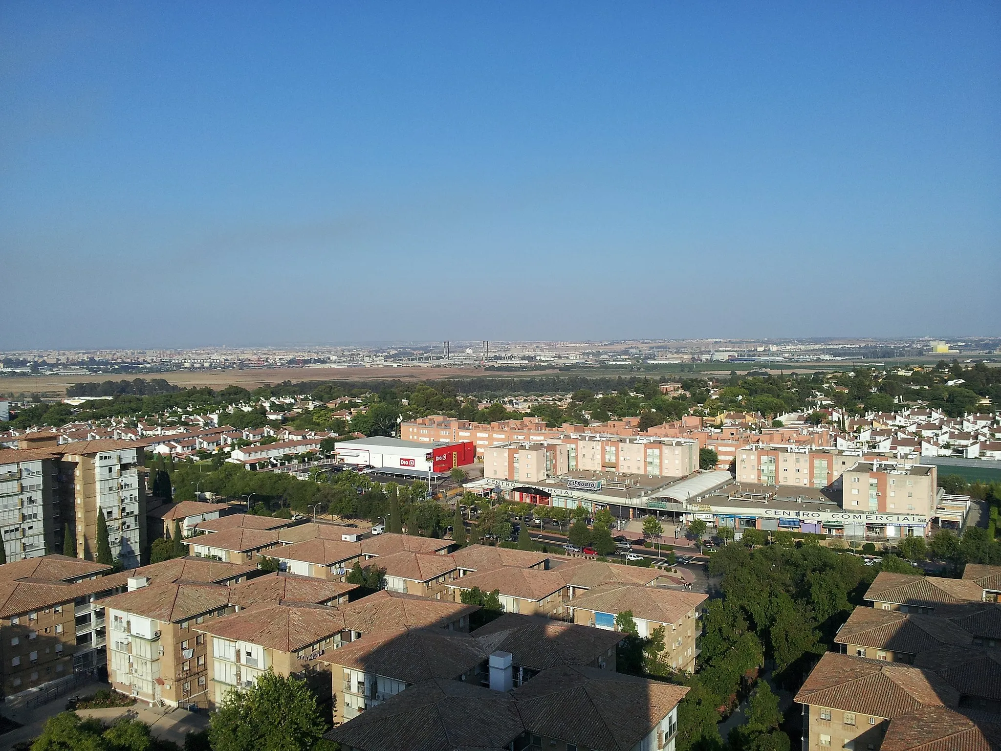 Photo showing: Urbanizaciones Ciudad Aljarafe y Simón Verde de Mairena del Aljarafe, fotografiadas desde la planta 15 del conjunto 16 de Ciudad Aljarafe