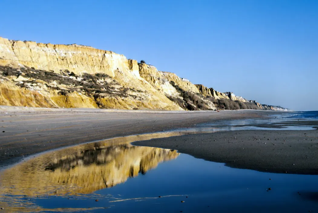 Photo showing: Loro Beach, with the next cliff and reflection. Mazagón, Palos de la Frontera, Huelva, Andalusia, Spain