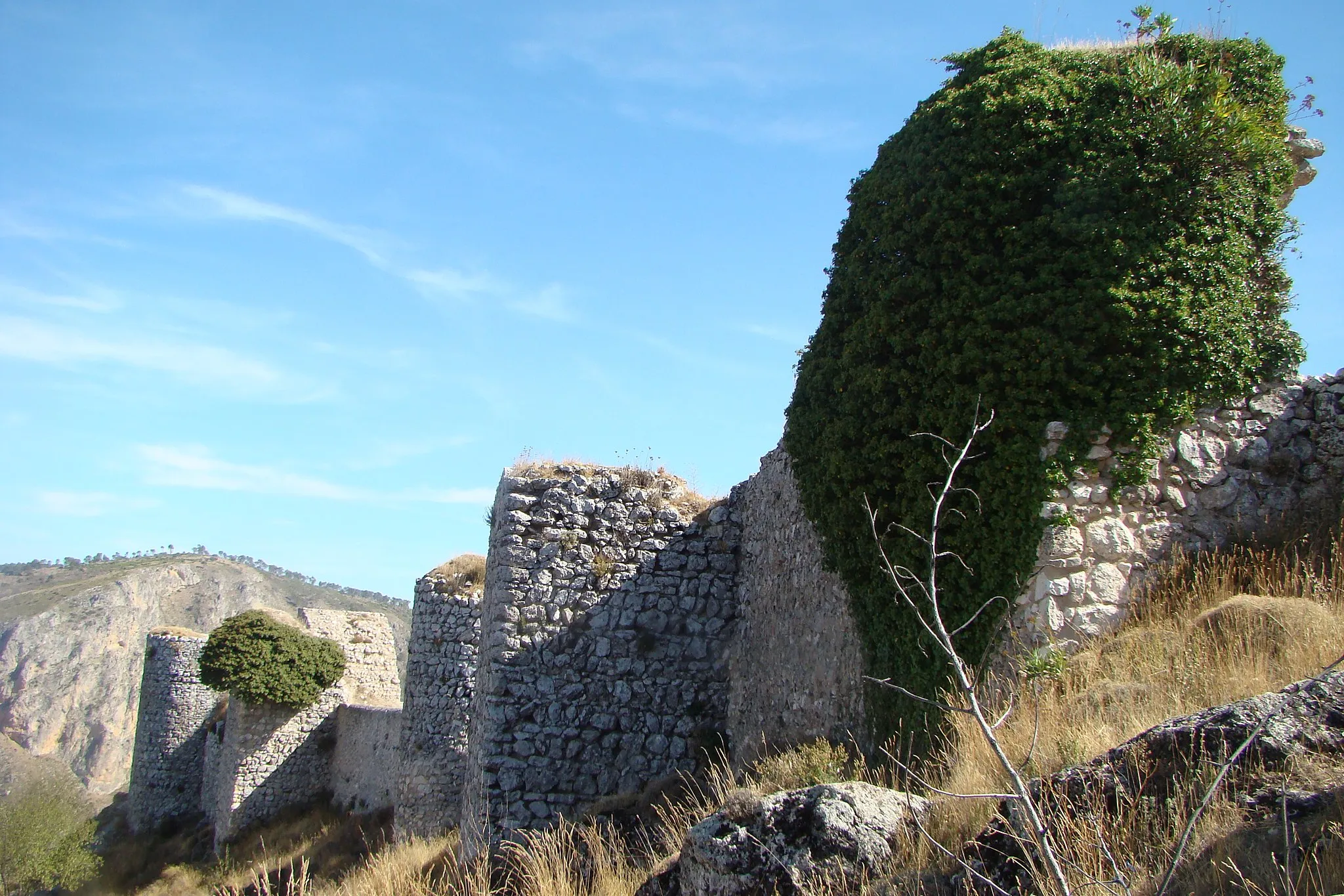 Photo showing: Muralla norte del Castillo de Moclín