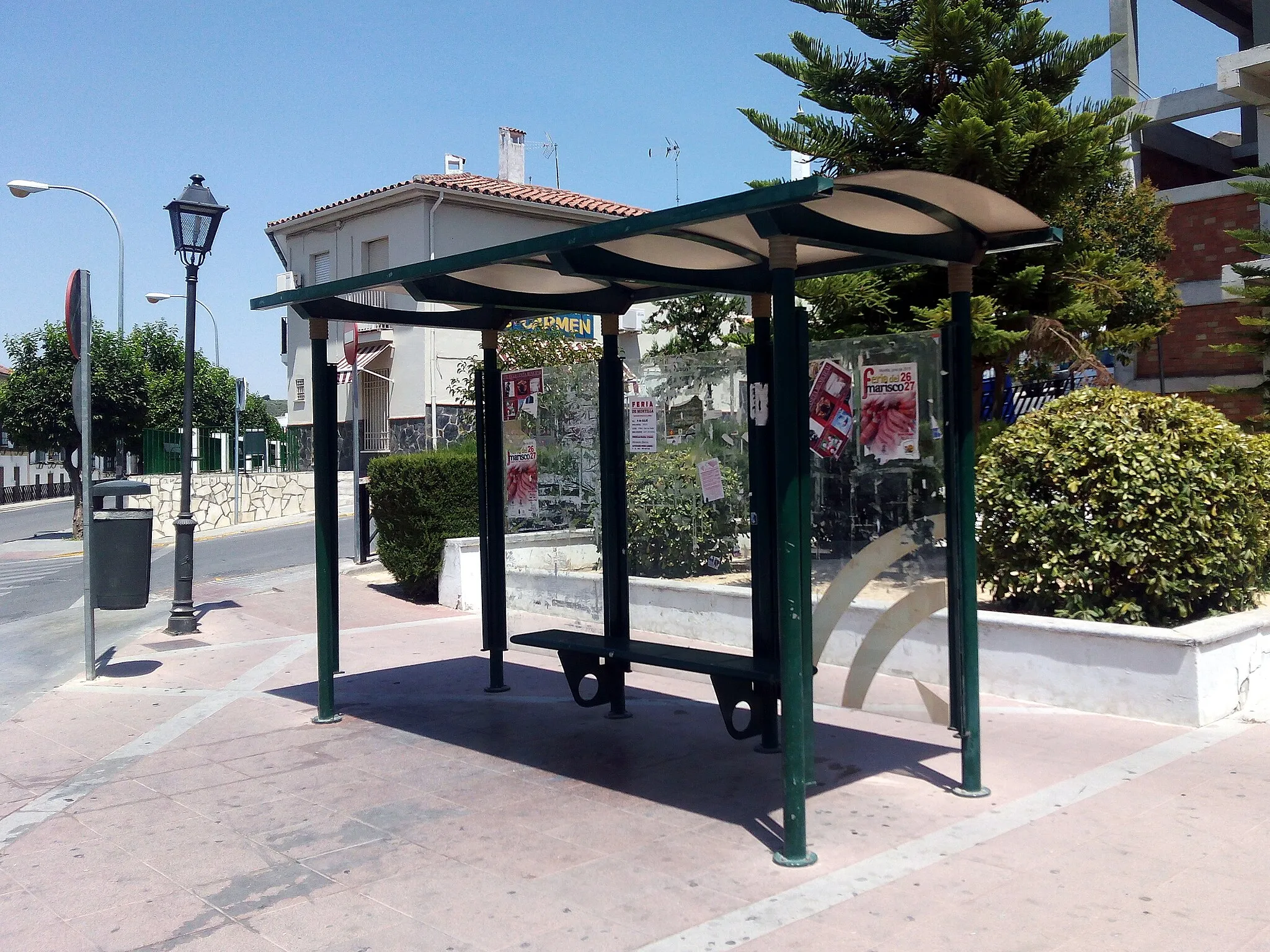 Photo showing: Parada de Autobús en la plaza de las Viudas, Montalbán de Córdoba (España).