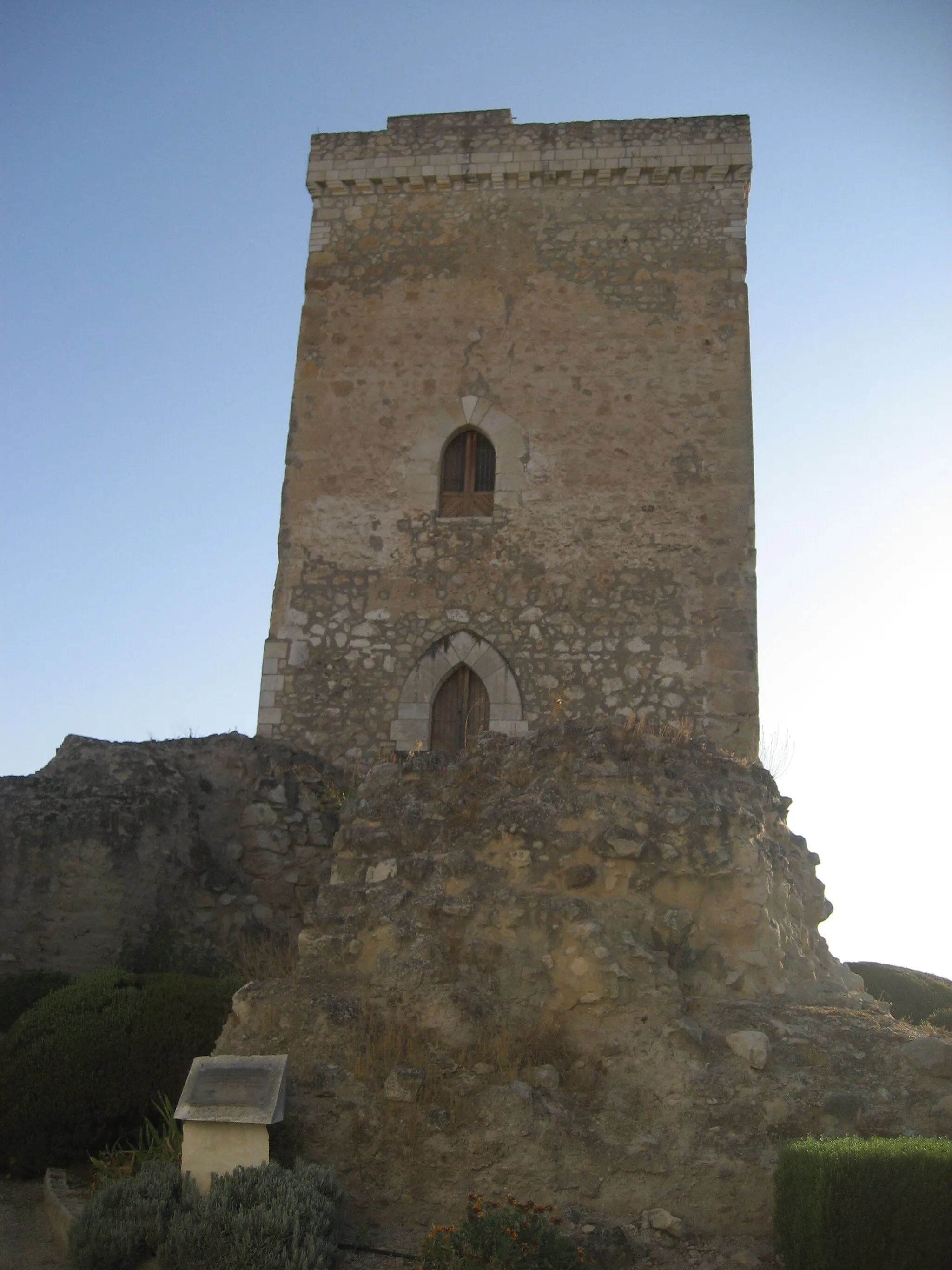 Photo showing: Castillo de la Edad Media, torre del homenaje con retos de muralla en la población de Monturque en la província de Córdoba Spain